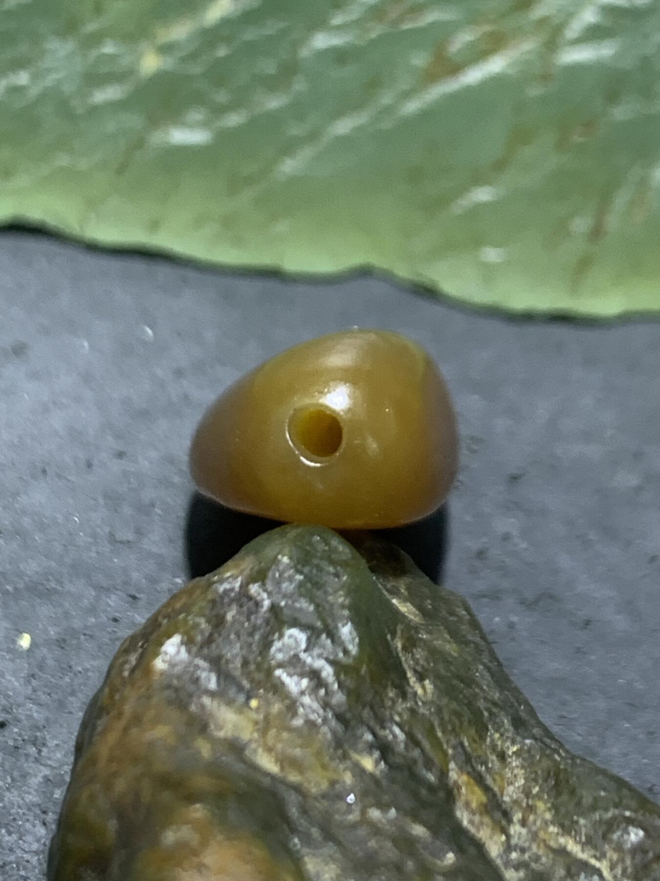 精美糖料和田玉独籽随形珠子一颗