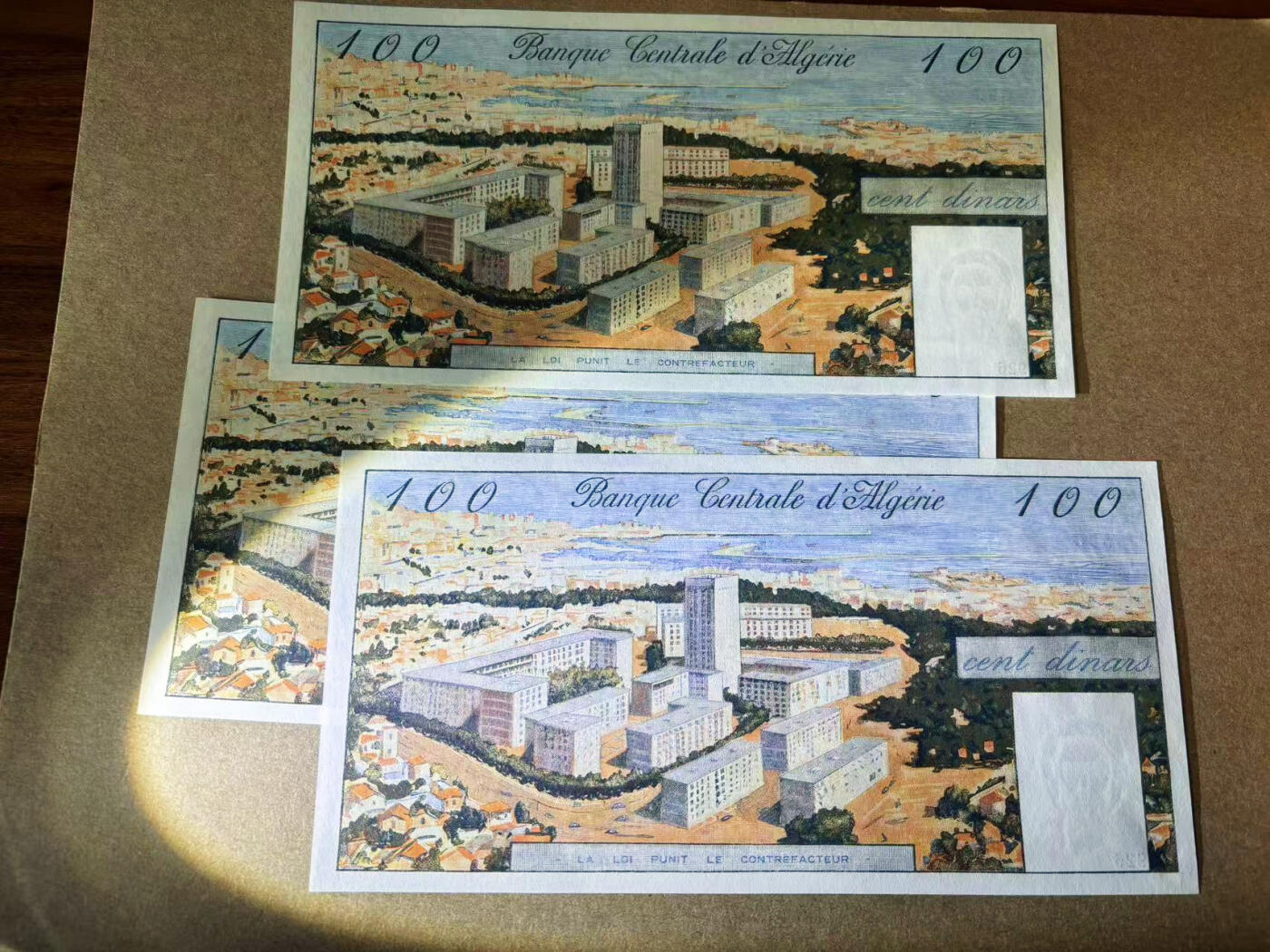 【Blue Auction】✨世界纸币精拍第594期【精】  【一组3张连号无47】阿尔及利亚 1964年100第纳尔 大票幅 经典大船 UNC-有针孔
