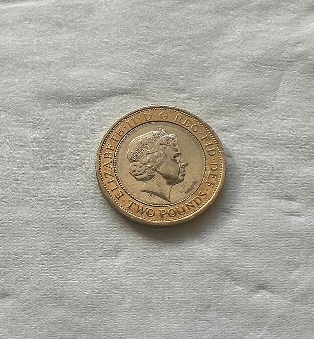 英国2英镑双金属硬币,英国是个海权国家，他们的海权商会组织一直为英国的水路安全勤勤恳恳服务了500年，这个组织最早成立英国的三一学院。这枚硬币的图案是一座灯塔，也有领航的意思，硬币于2014年发行,发行量为3705000枚,品相如图,按图发货,保真。喜欢可以直接拍,也可以点“我想要”咨询细节