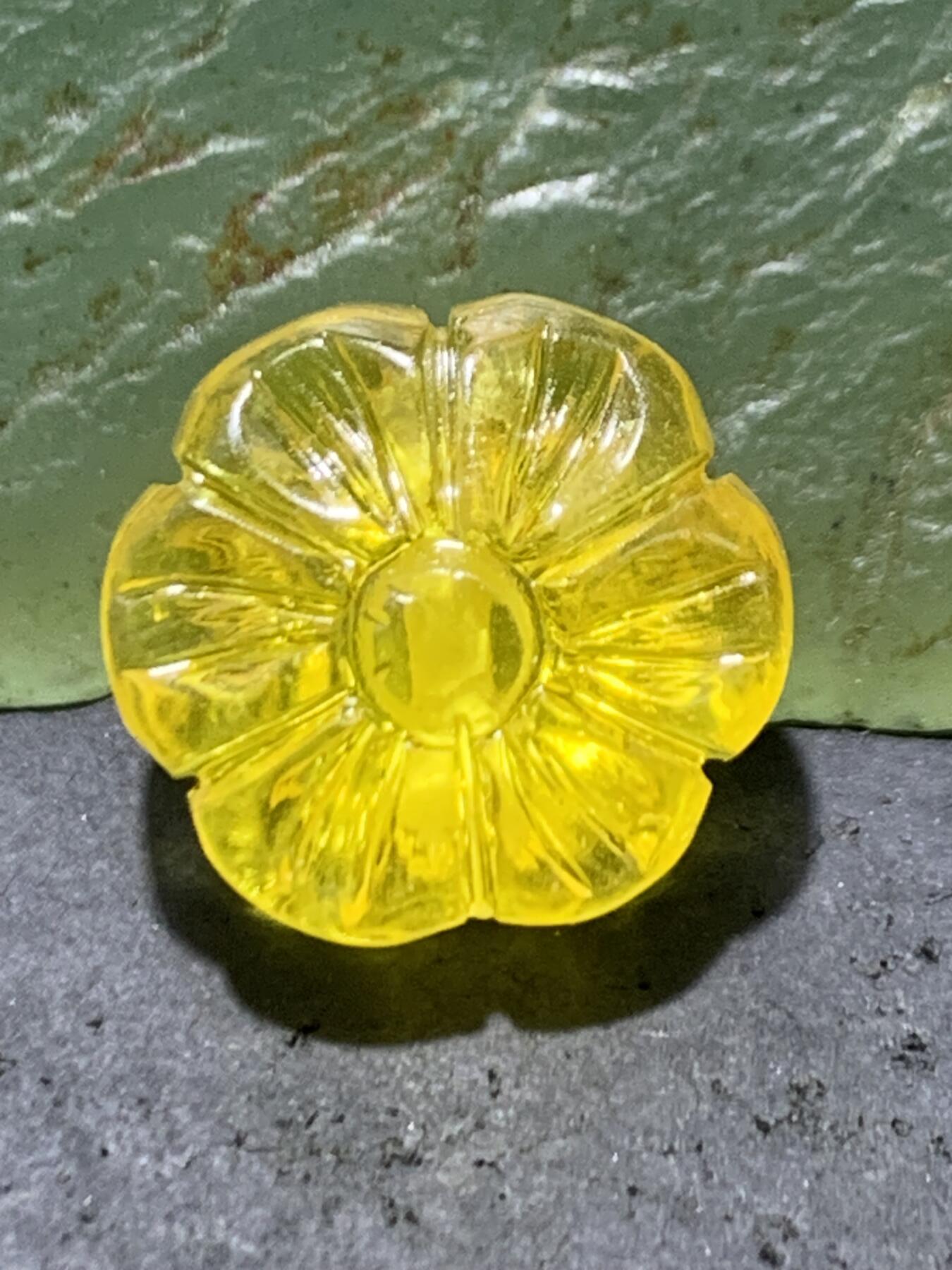 天然乌克兰原矿蜜蜡雕刻太阳花通货背云（板珠，吊坠)一个，