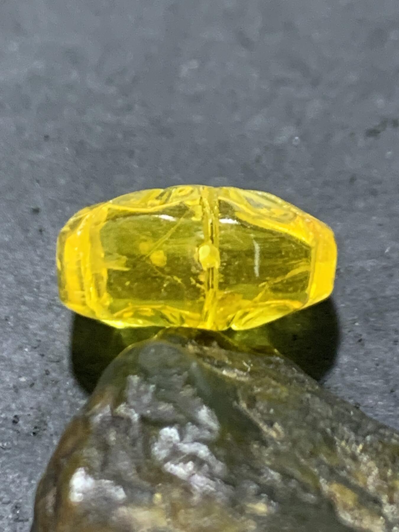 天然乌克兰原矿蜜蜡雕刻太阳花通货背云（板珠，吊坠)一个，