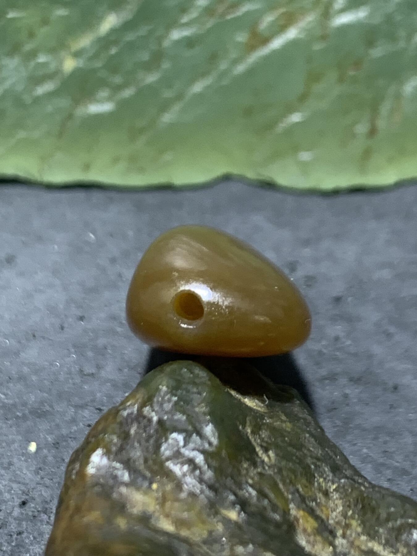 精美糖料和田玉独籽随形珠子一颗