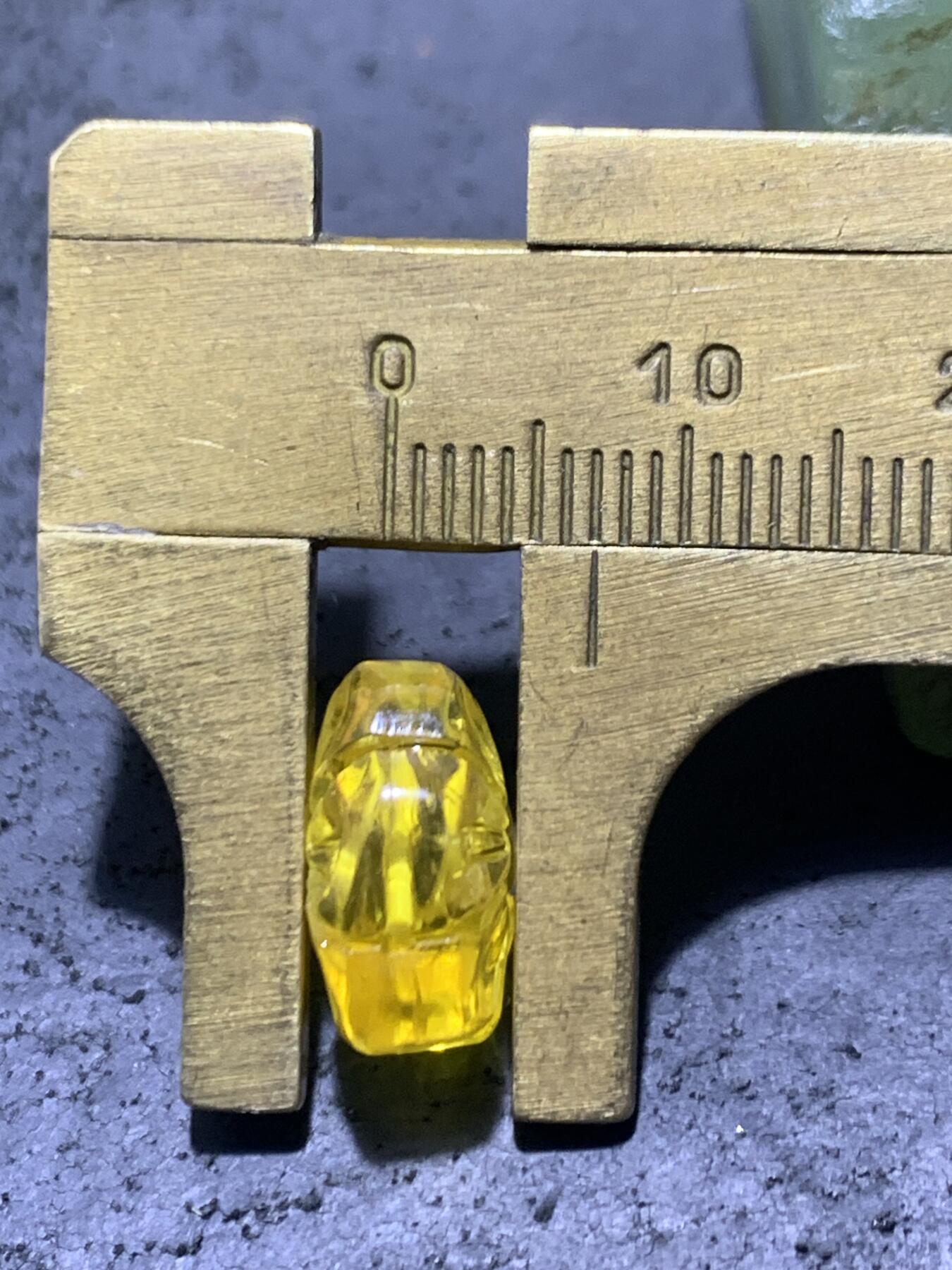 天然乌克兰原矿蜜蜡雕刻太阳花通货背云（板珠，吊坠)一个，