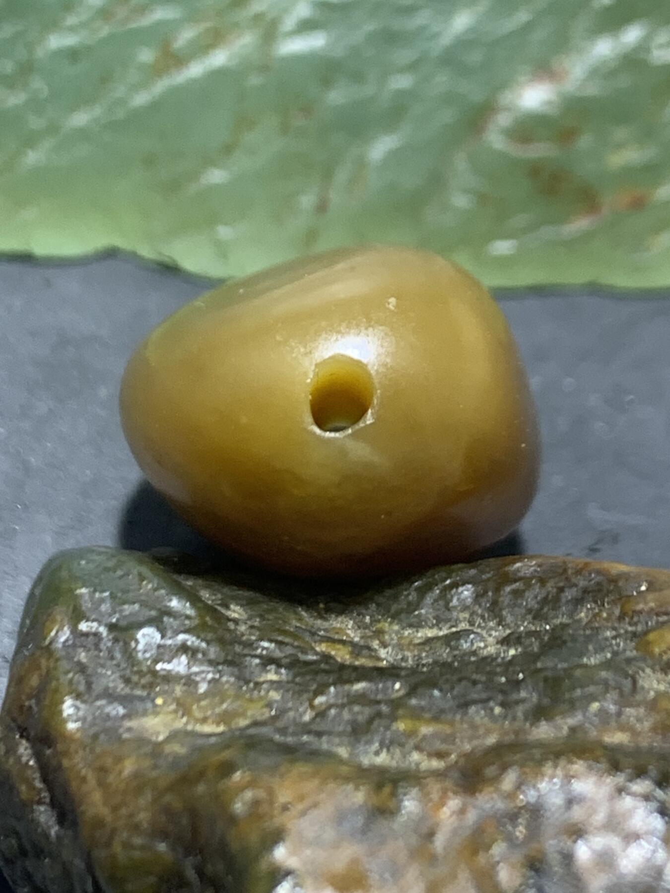 精美糖料和田玉独籽随形珠子一颗，