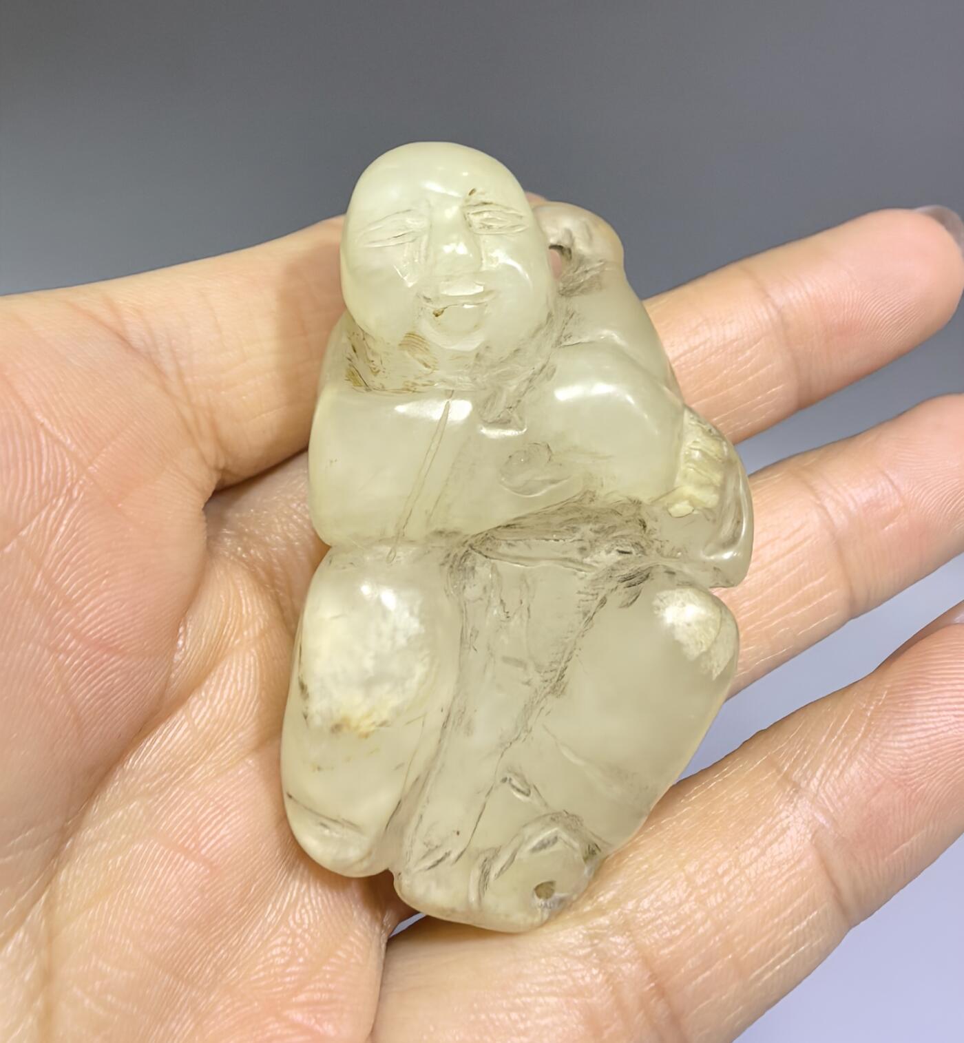 清代和田玉童子送福，包浆浑厚，纯手工雕刻。尺寸:5.0cm*3.1cm*1.9cm克重:35.1g