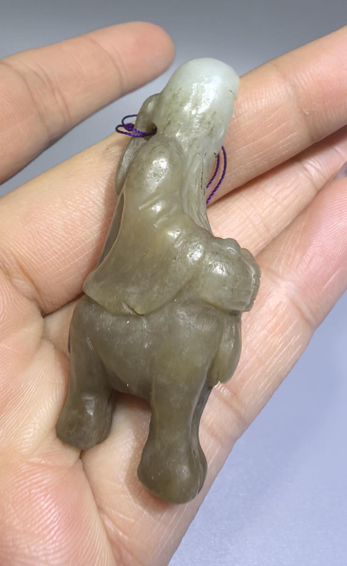 旧藏和田糖料雕件，男女款，可见岁月包浆痕迹。纯手工雕刻。尺寸:4.9cm*1.9cm*1.5cm克重:17g
