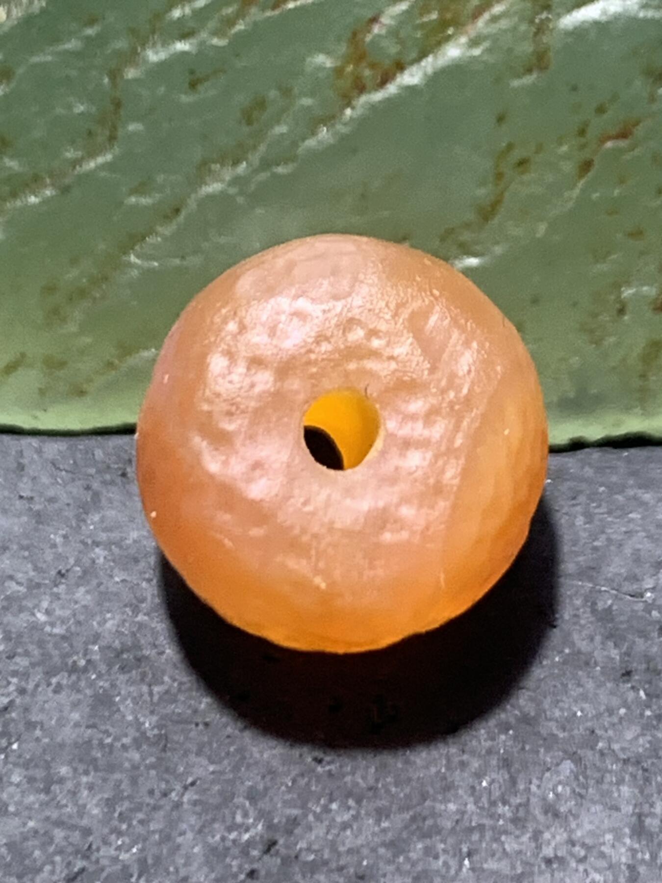高玉化风化纹糖果玛瑙桶珠一颗。