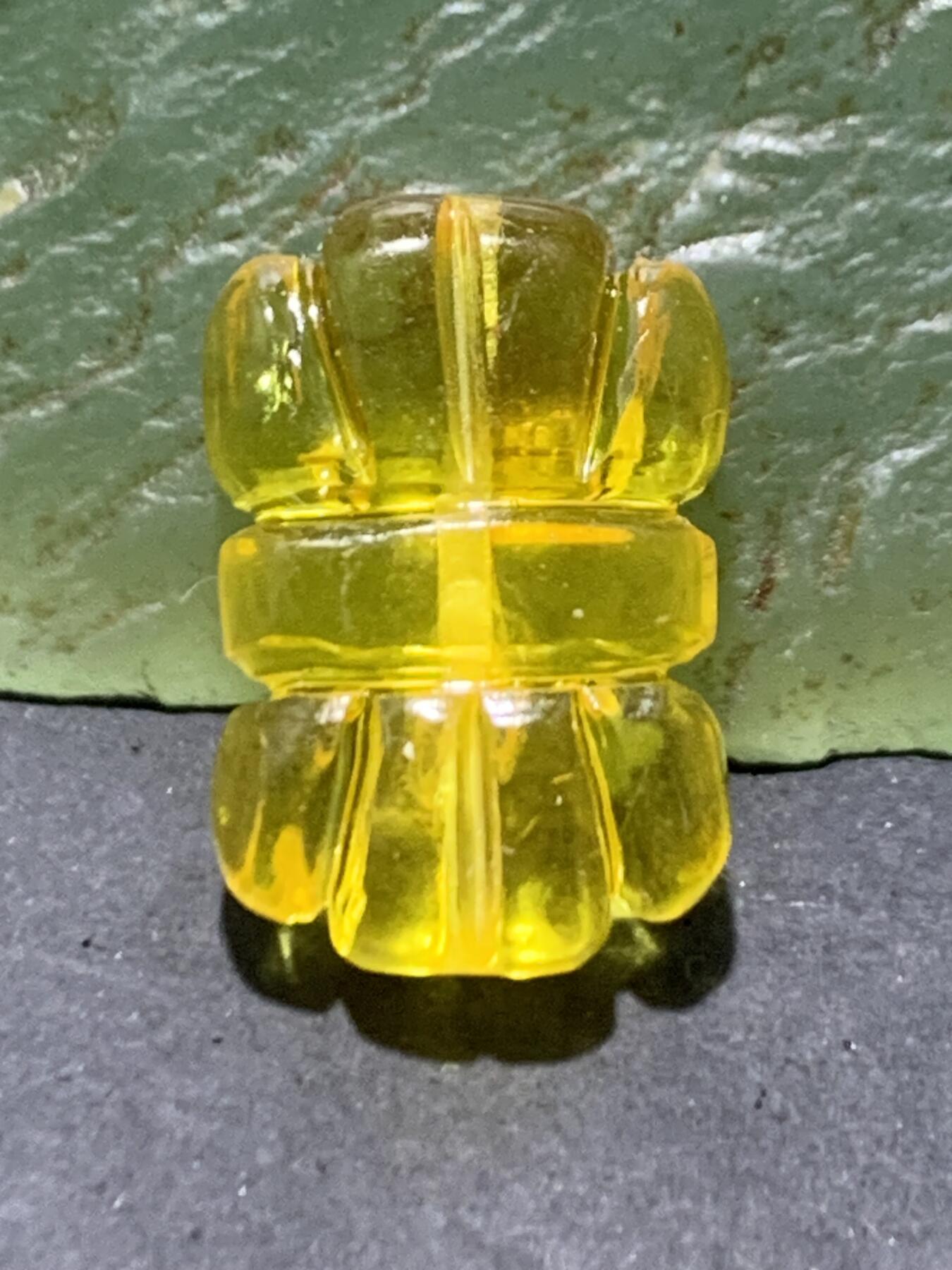 精美天然乌克兰原矿蜜蜡雕刻领结背云（板珠，吊坠)一个，