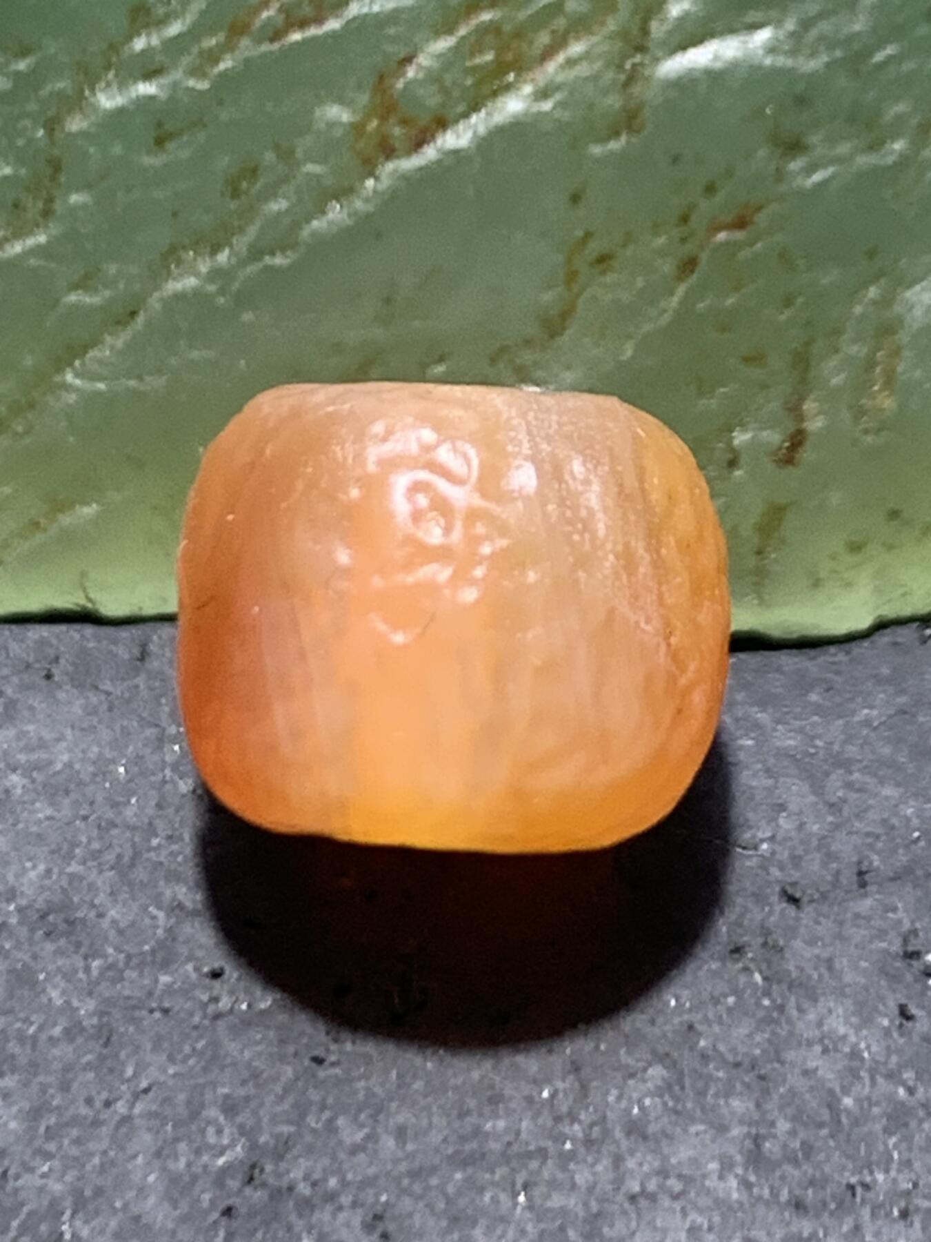 高玉化风化纹糖果玛瑙桶珠一颗。