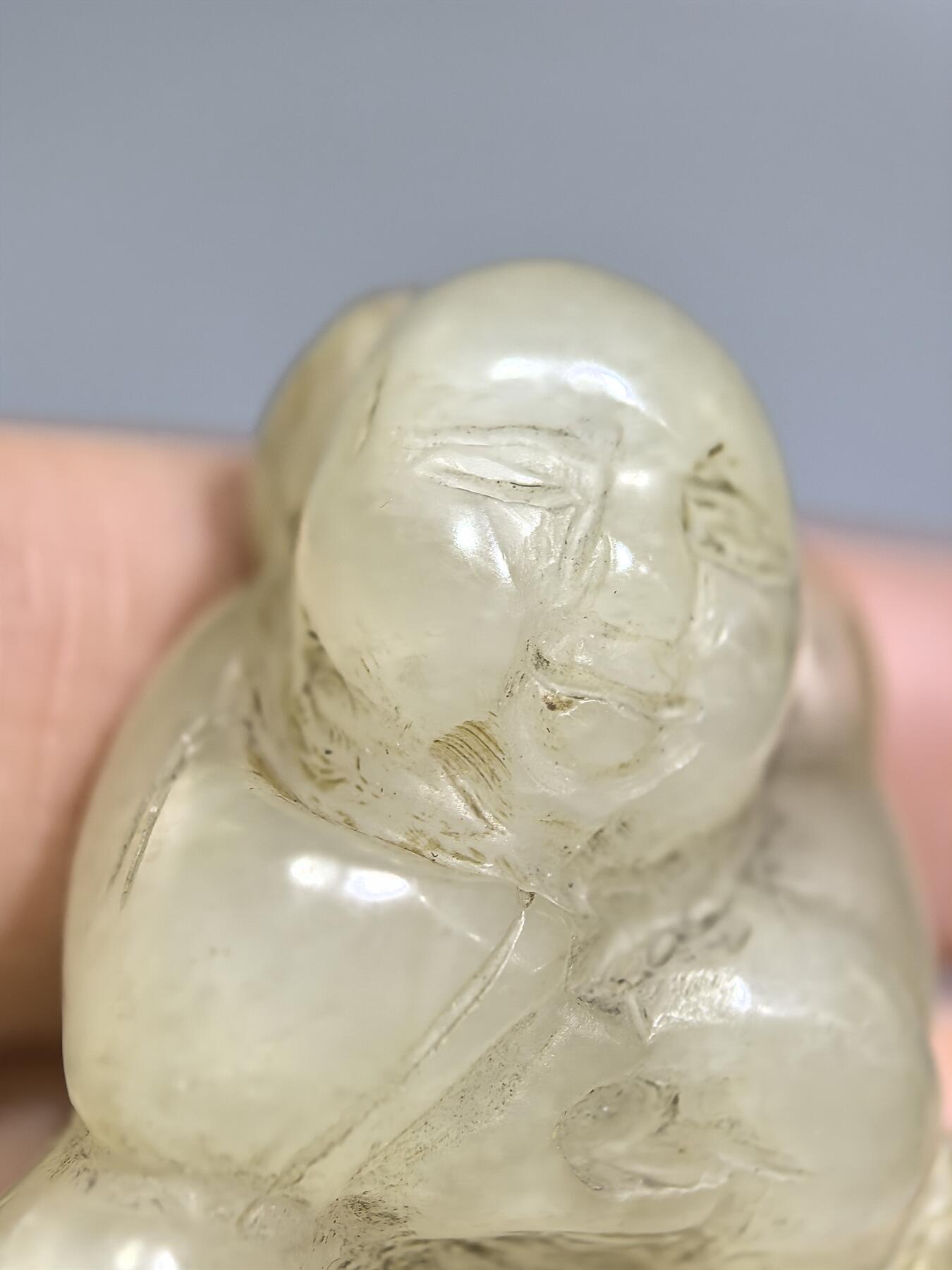 清代和田玉童子送福，包浆浑厚，纯手工雕刻。尺寸:5.0cm*3.1cm*1.9cm克重:35.1g