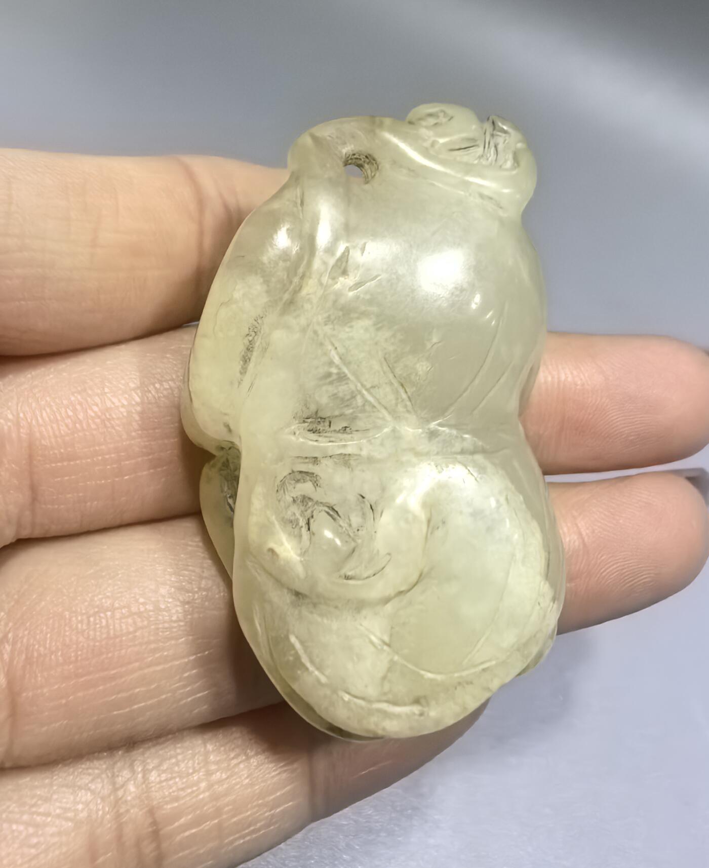 清代和田玉童子送福，包浆浑厚，纯手工雕刻。尺寸:5.0cm*3.1cm*1.9cm克重:35.1g