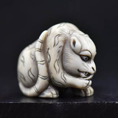 【良泉】2025年开年第一场，1月2日晚19.30点开拍！ - 公元17-19世纪【日本】江户时代“高级白色材质”根付老虎，高度33毫米，重25.36克