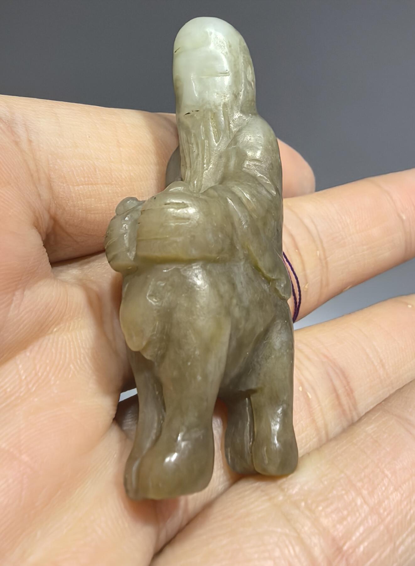 旧藏和田糖料雕件，男女款，可见岁月包浆痕迹。纯手工雕刻。尺寸:4.9cm*1.9cm*1.5cm克重:17g