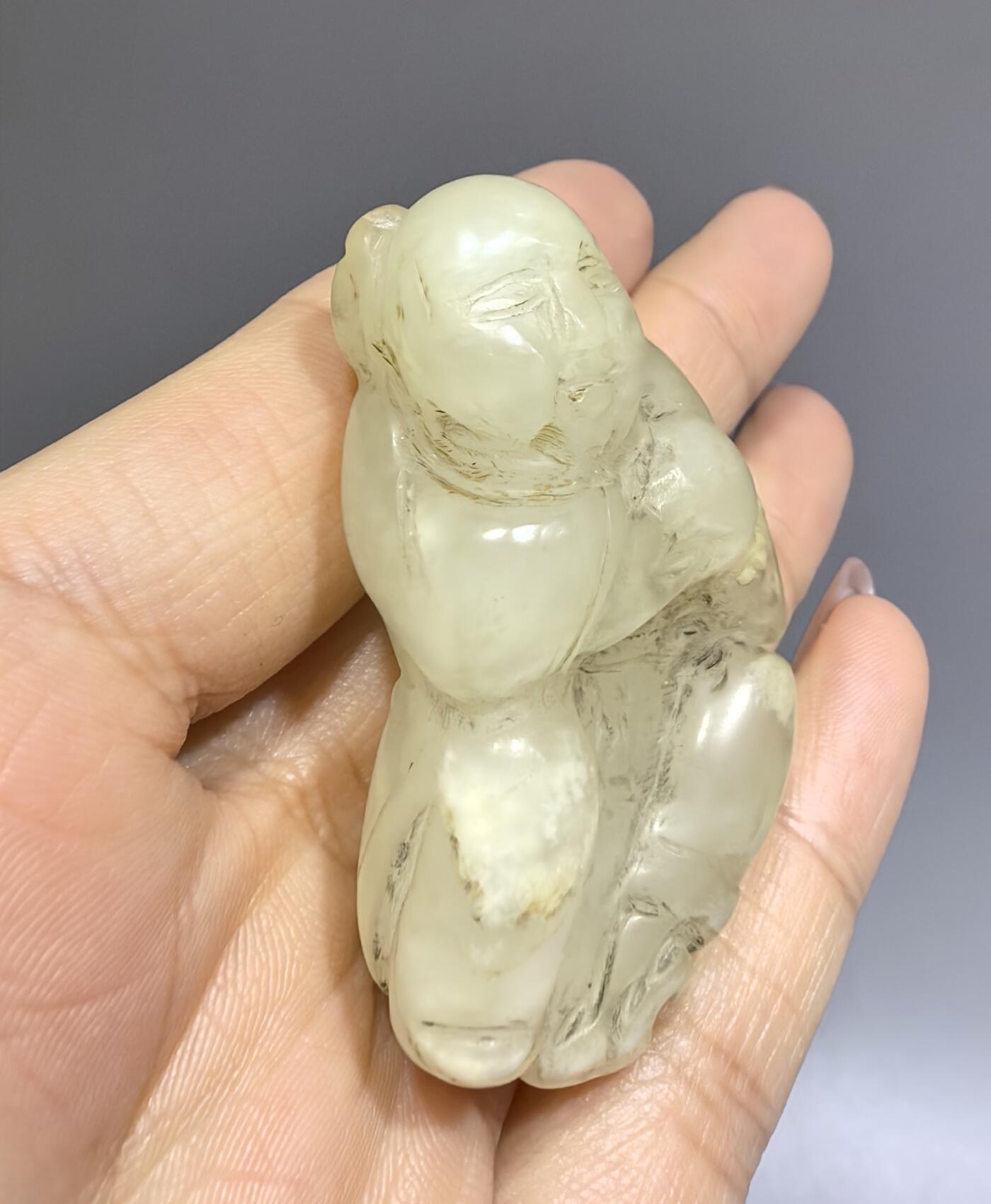 清代和田玉童子送福，包浆浑厚，纯手工雕刻。尺寸:5.0cm*3.1cm*1.9cm克重:35.1g