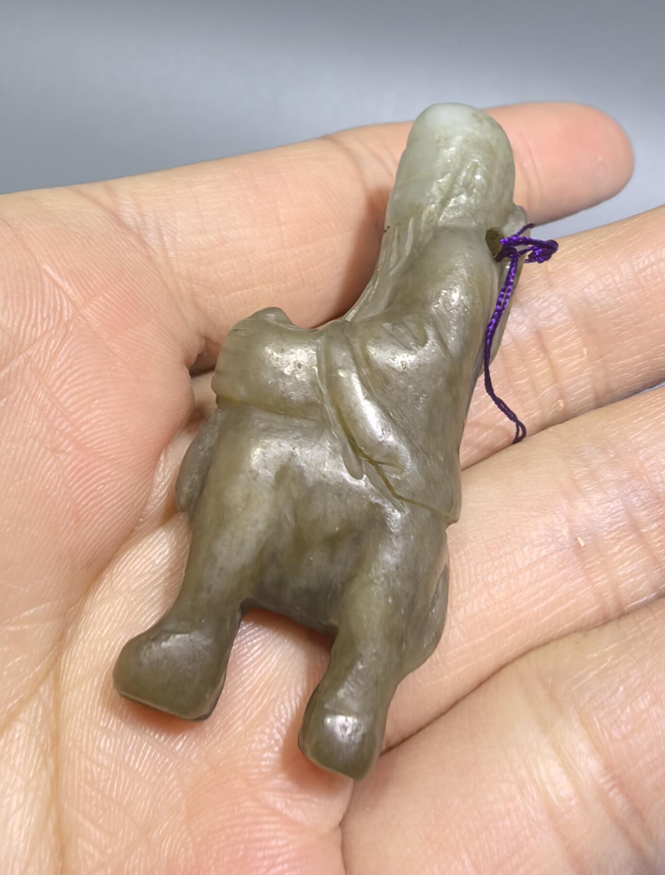 旧藏和田糖料雕件，男女款，可见岁月包浆痕迹。纯手工雕刻。尺寸:4.9cm*1.9cm*1.5cm克重:17g