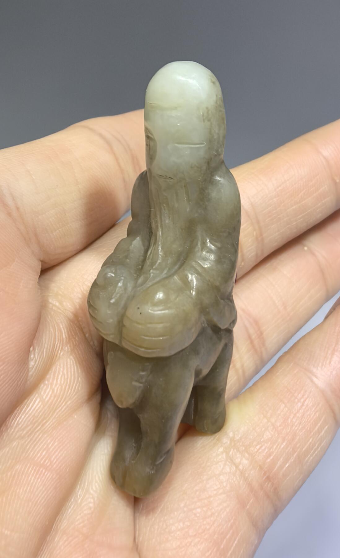 旧藏和田糖料雕件，男女款，可见岁月包浆痕迹。纯手工雕刻。尺寸:4.9cm*1.9cm*1.5cm克重:17g