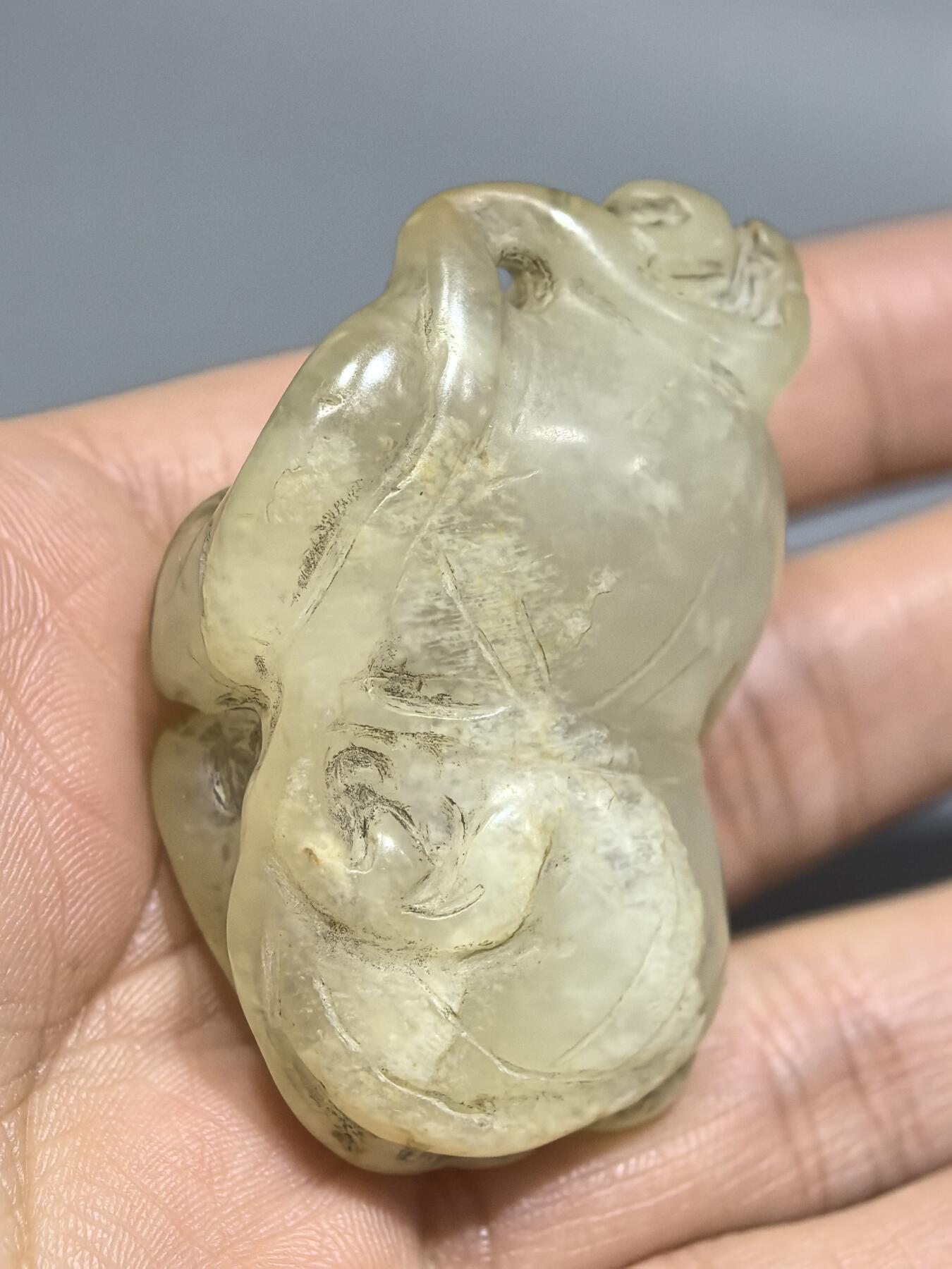 清代和田玉童子送福，包浆浑厚，纯手工雕刻。尺寸:5.0cm*3.1cm*1.9cm克重:35.1g