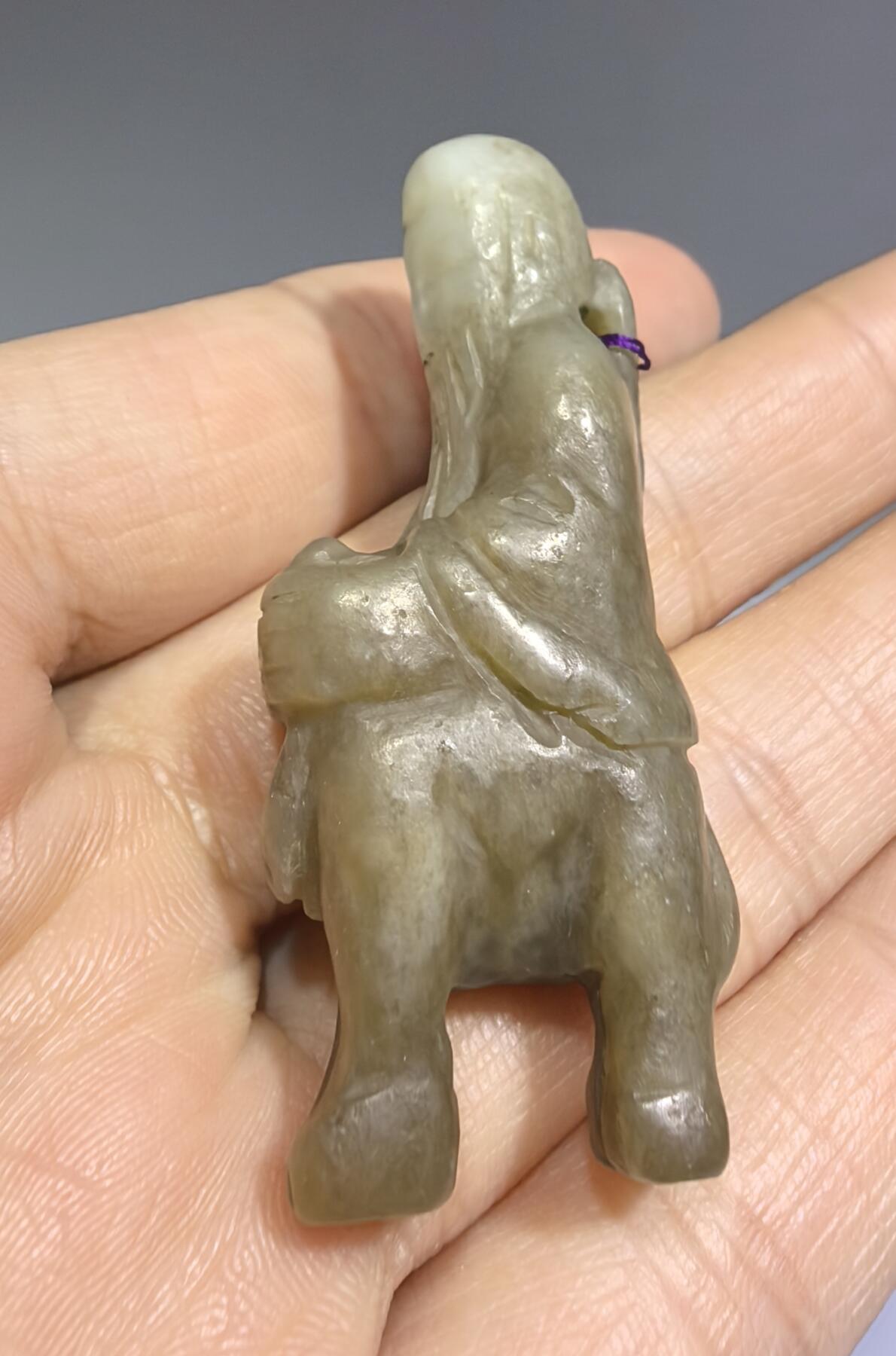 旧藏和田糖料雕件，男女款，可见岁月包浆痕迹。纯手工雕刻。尺寸:4.9cm*1.9cm*1.5cm克重:17g