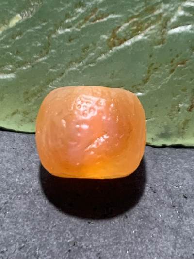 高玉化风化纹糖果玛瑙桶珠一颗。 - 高玉化风化纹糖果玛瑙桶珠一颗。