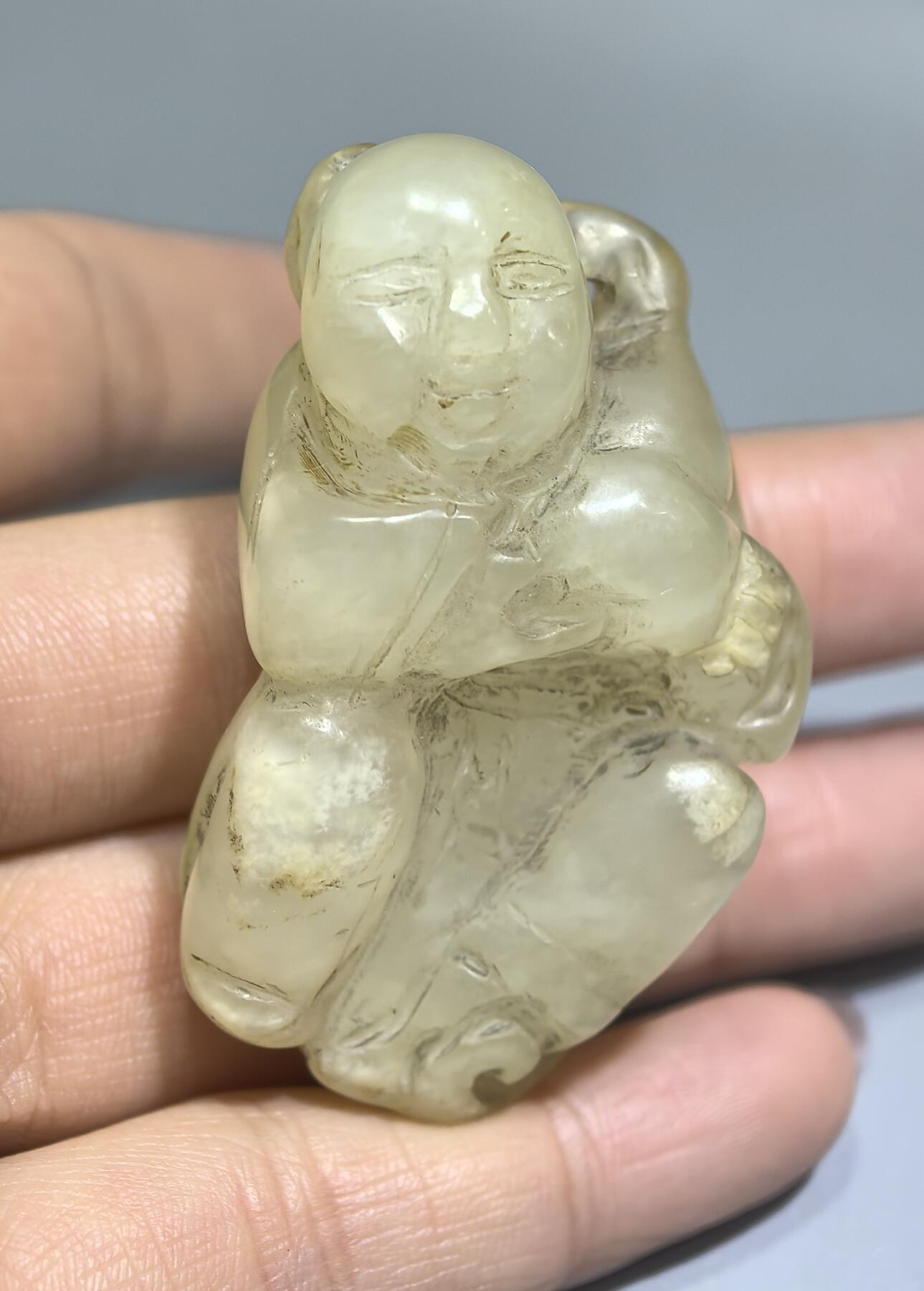 清代和田玉童子送福，包浆浑厚，纯手工雕刻。尺寸:5.0cm*3.1cm*1.9cm克重:35.1g