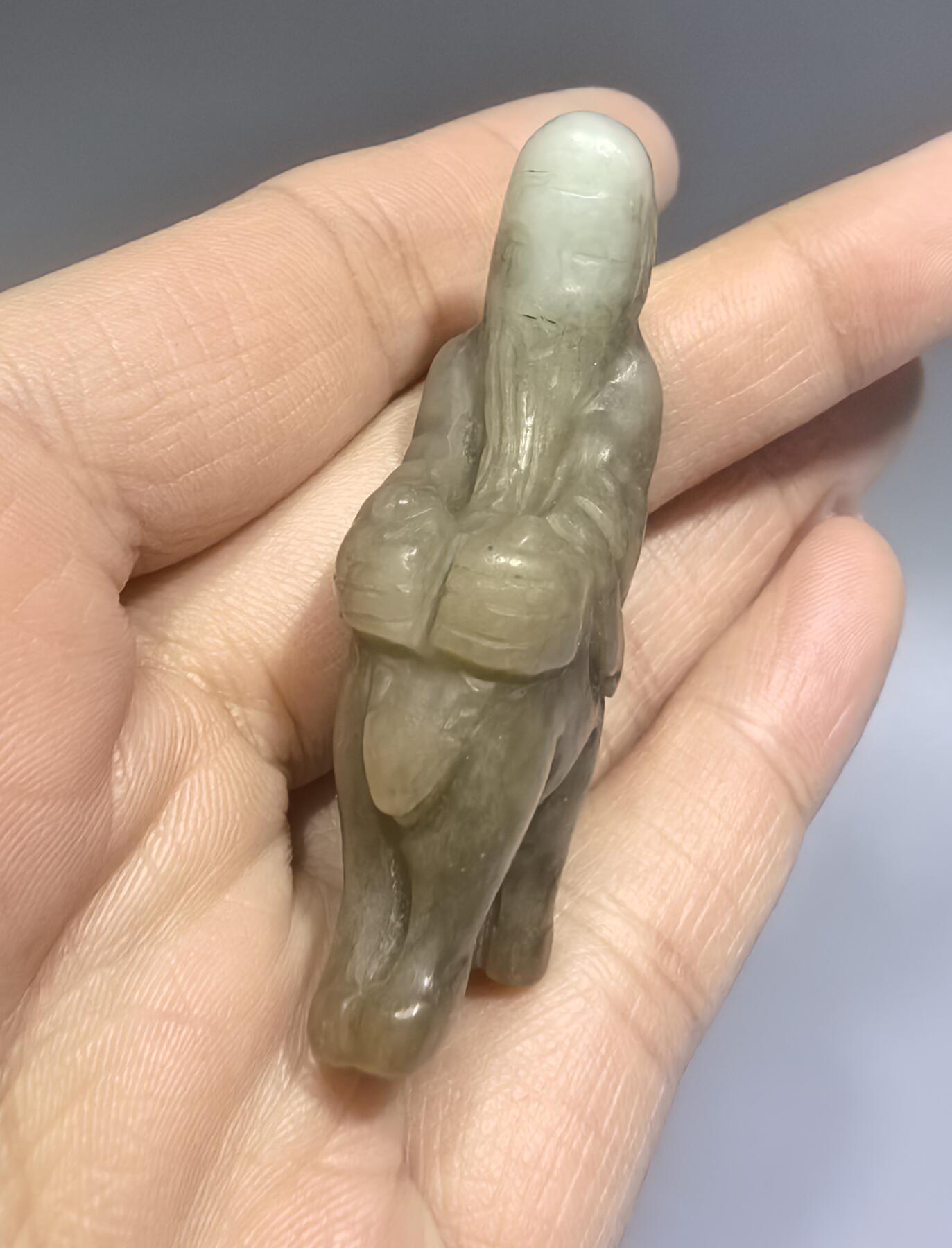 旧藏和田糖料雕件，男女款，可见岁月包浆痕迹。纯手工雕刻。尺寸:4.9cm*1.9cm*1.5cm克重:17g