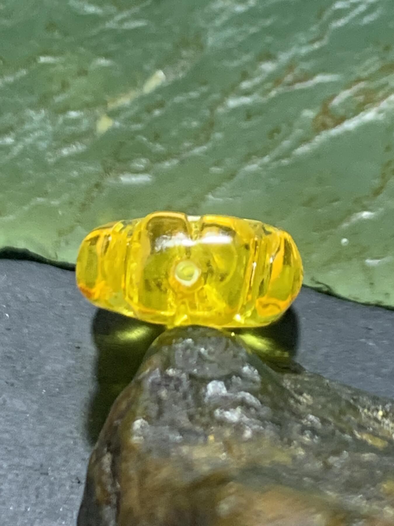 精美天然乌克兰原矿蜜蜡雕刻领结背云（板珠，吊坠)一个，
