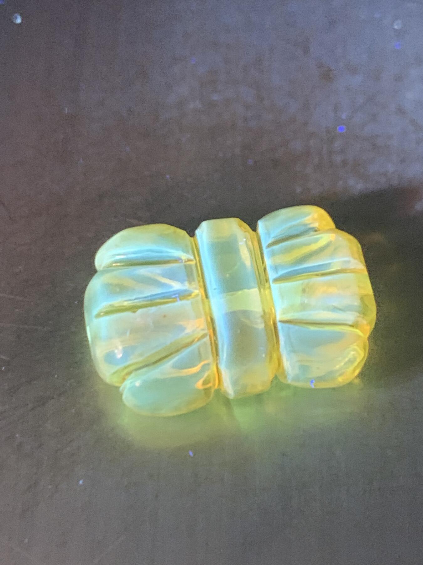 精美天然乌克兰原矿蜜蜡雕刻领结背云（板珠，吊坠)一个，