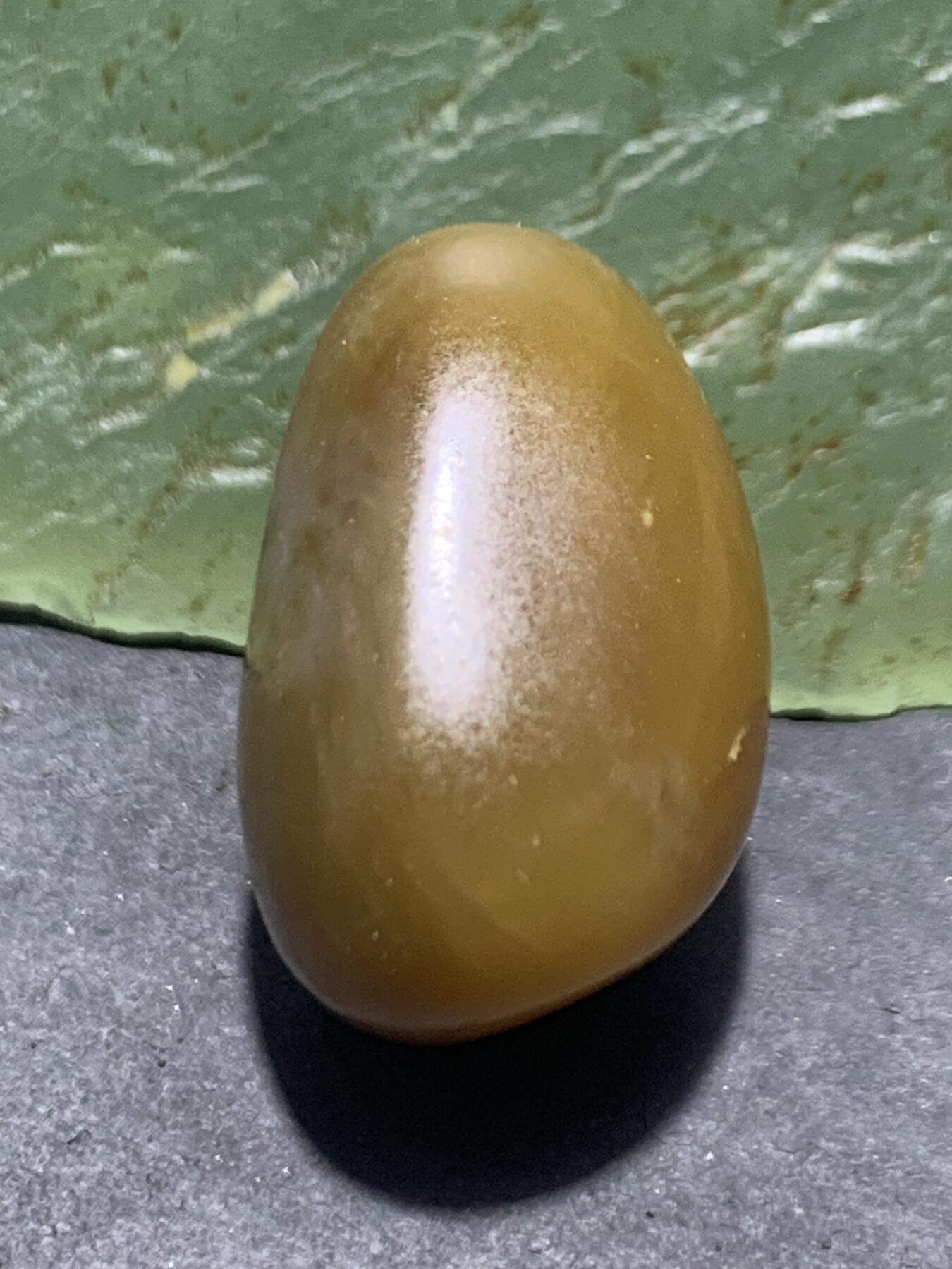 精美糖料和田玉独籽随形珠子一颗，