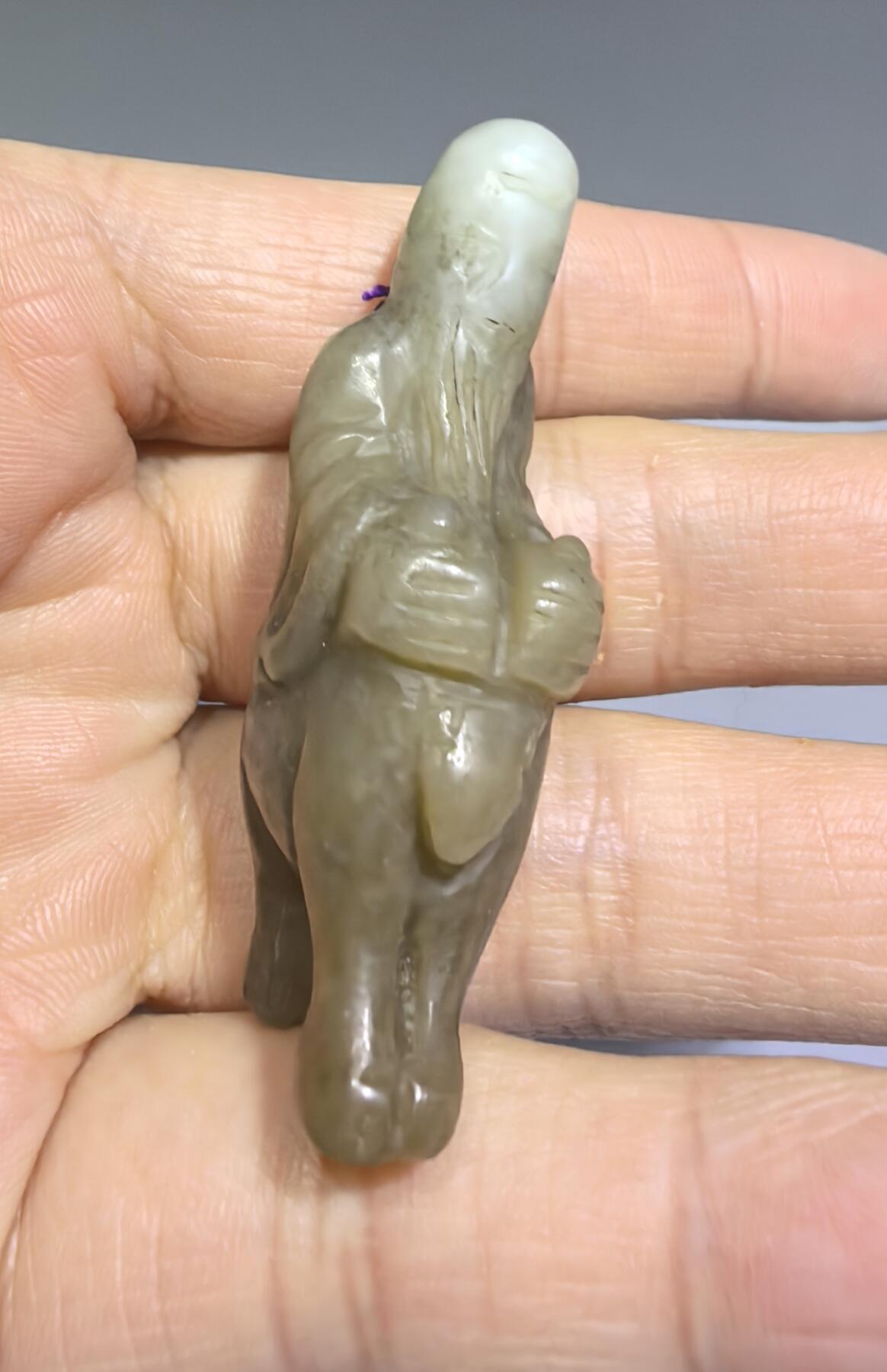 旧藏和田糖料雕件，男女款，可见岁月包浆痕迹。纯手工雕刻。尺寸:4.9cm*1.9cm*1.5cm克重:17g