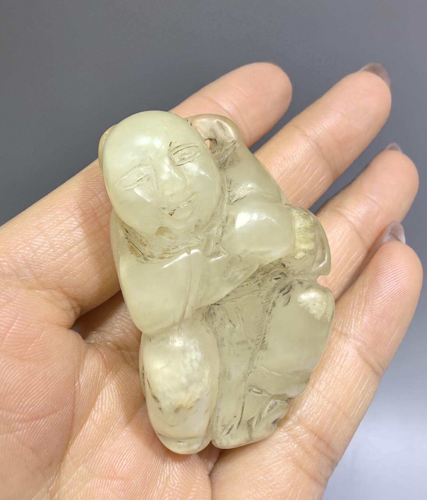 清代和田玉童子送福，包浆浑厚，纯手工雕刻。尺寸:5.0cm*3.1cm*1.9cm克重:35.1g