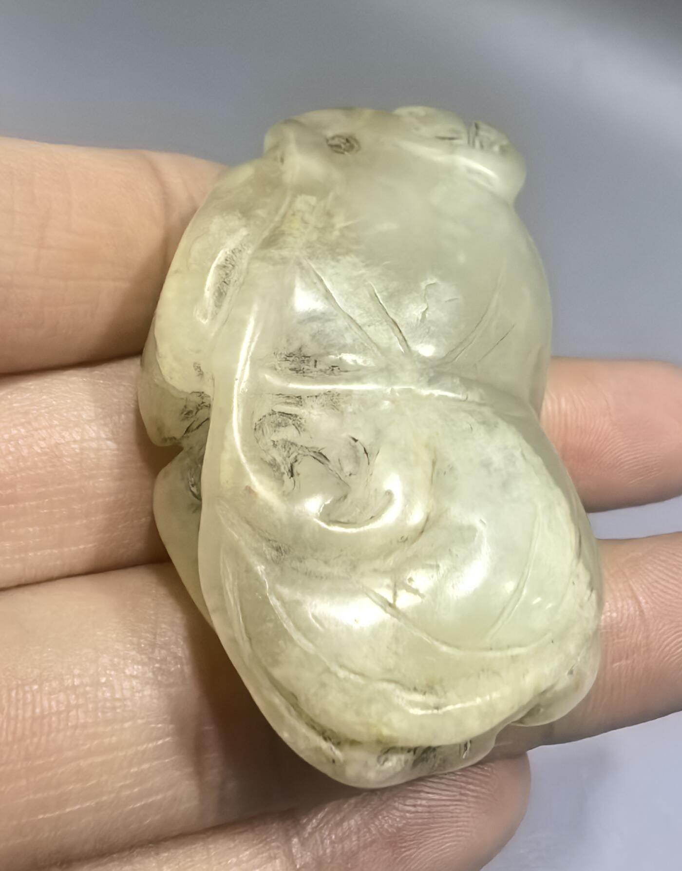 清代和田玉童子送福，包浆浑厚，纯手工雕刻。尺寸:5.0cm*3.1cm*1.9cm克重:35.1g