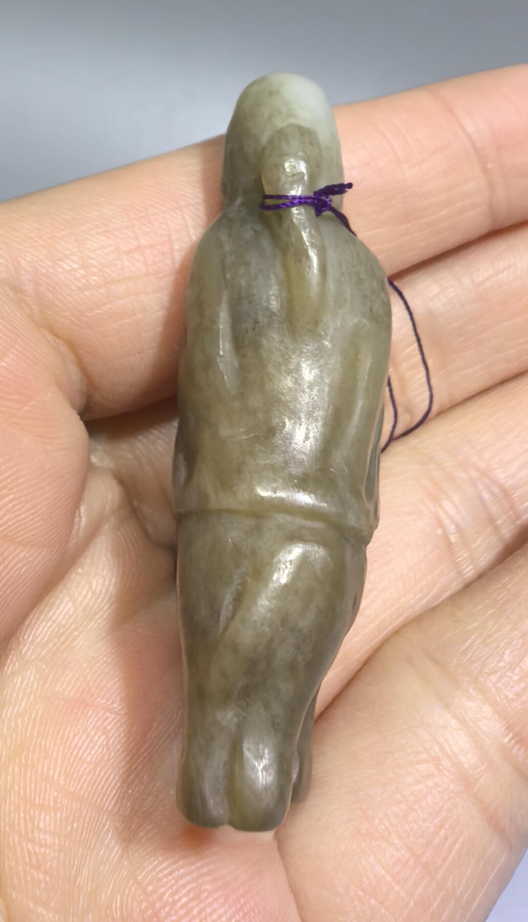 旧藏和田糖料雕件，男女款，可见岁月包浆痕迹。纯手工雕刻。尺寸:4.9cm*1.9cm*1.5cm克重:17g