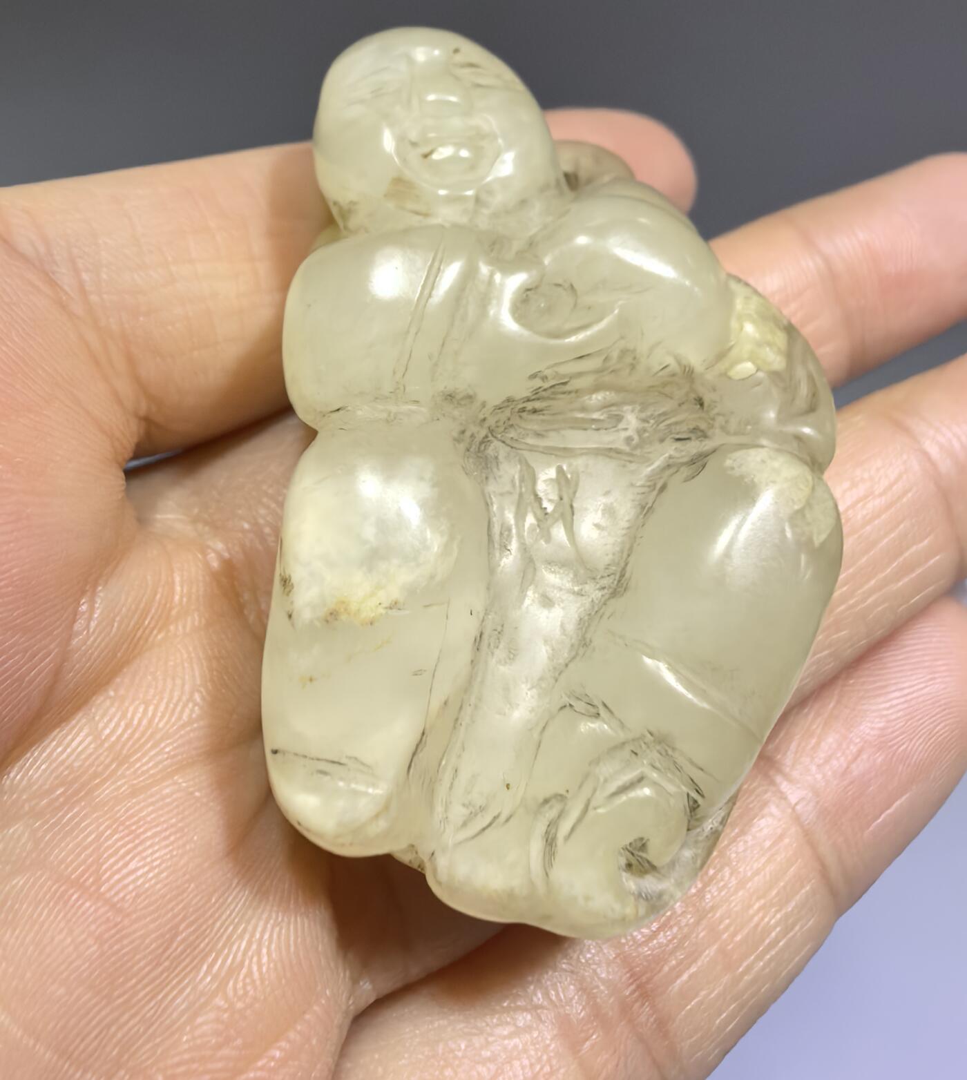 清代和田玉童子送福，包浆浑厚，纯手工雕刻。尺寸:5.0cm*3.1cm*1.9cm克重:35.1g