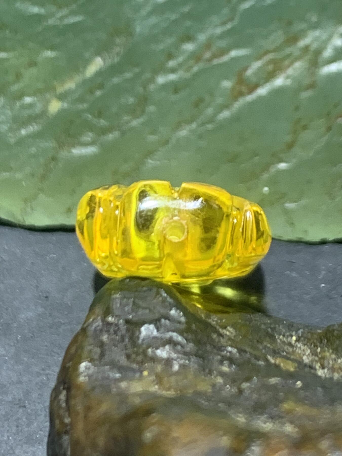 精美天然乌克兰原矿蜜蜡雕刻领结背云（板珠，吊坠)一个，