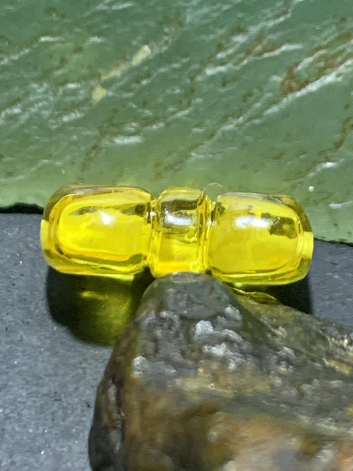精美天然乌克兰原矿蜜蜡雕刻领结背云（板珠，吊坠)一个，