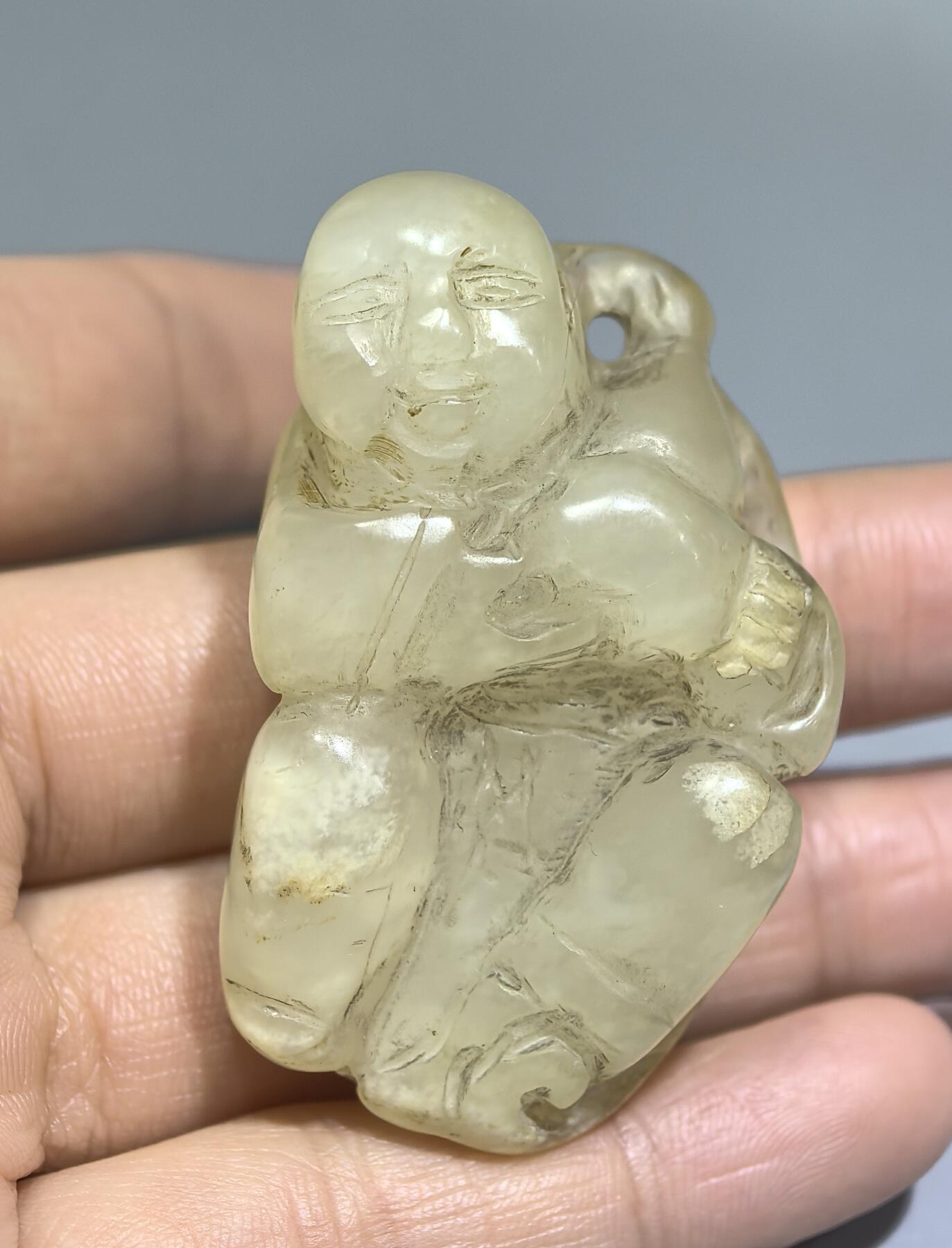 清代和田玉童子送福，包浆浑厚，纯手工雕刻。尺寸:5.0cm*3.1cm*1.9cm克重:35.1g