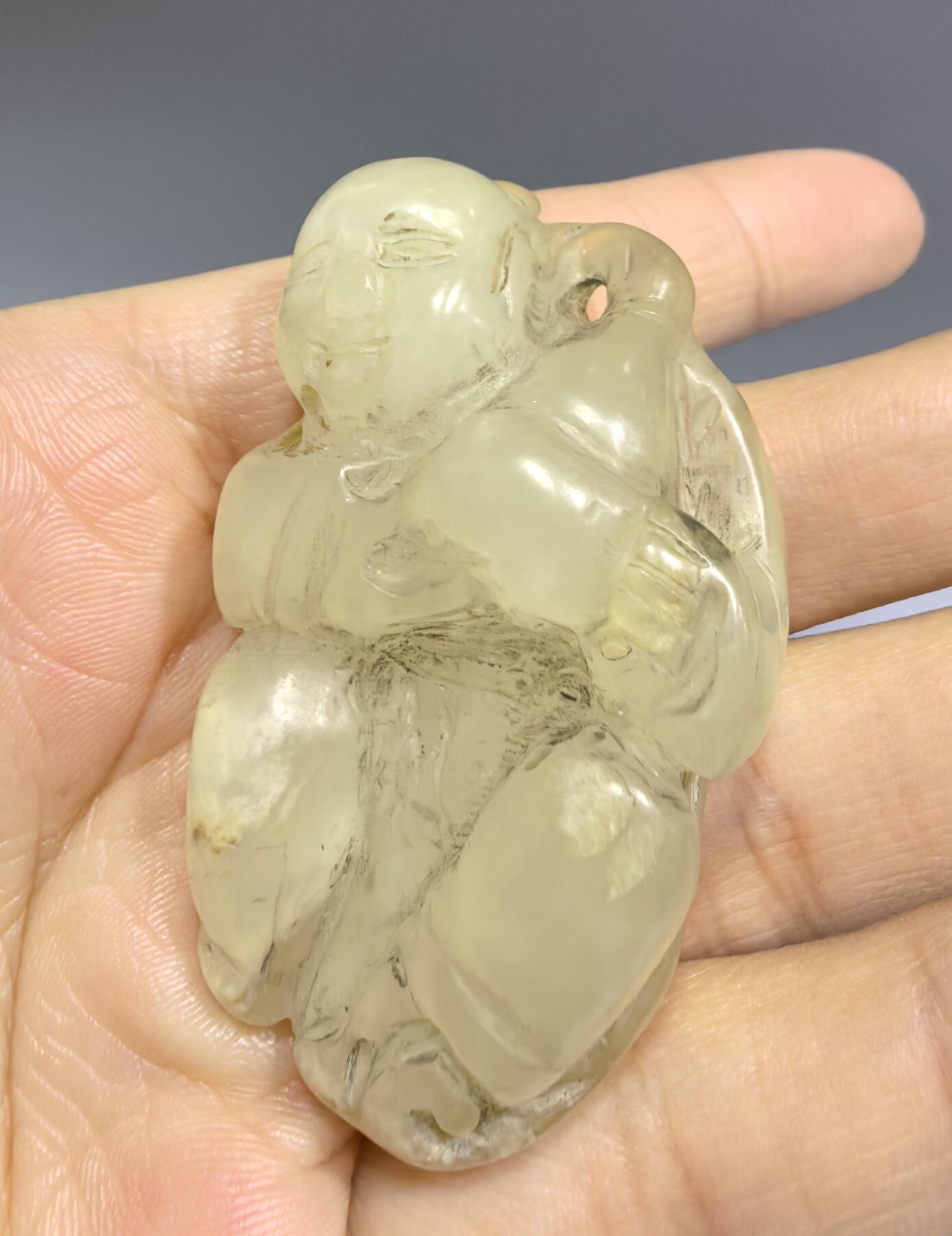 清代和田玉童子送福，包浆浑厚，纯手工雕刻。尺寸:5.0cm*3.1cm*1.9cm克重:35.1g
