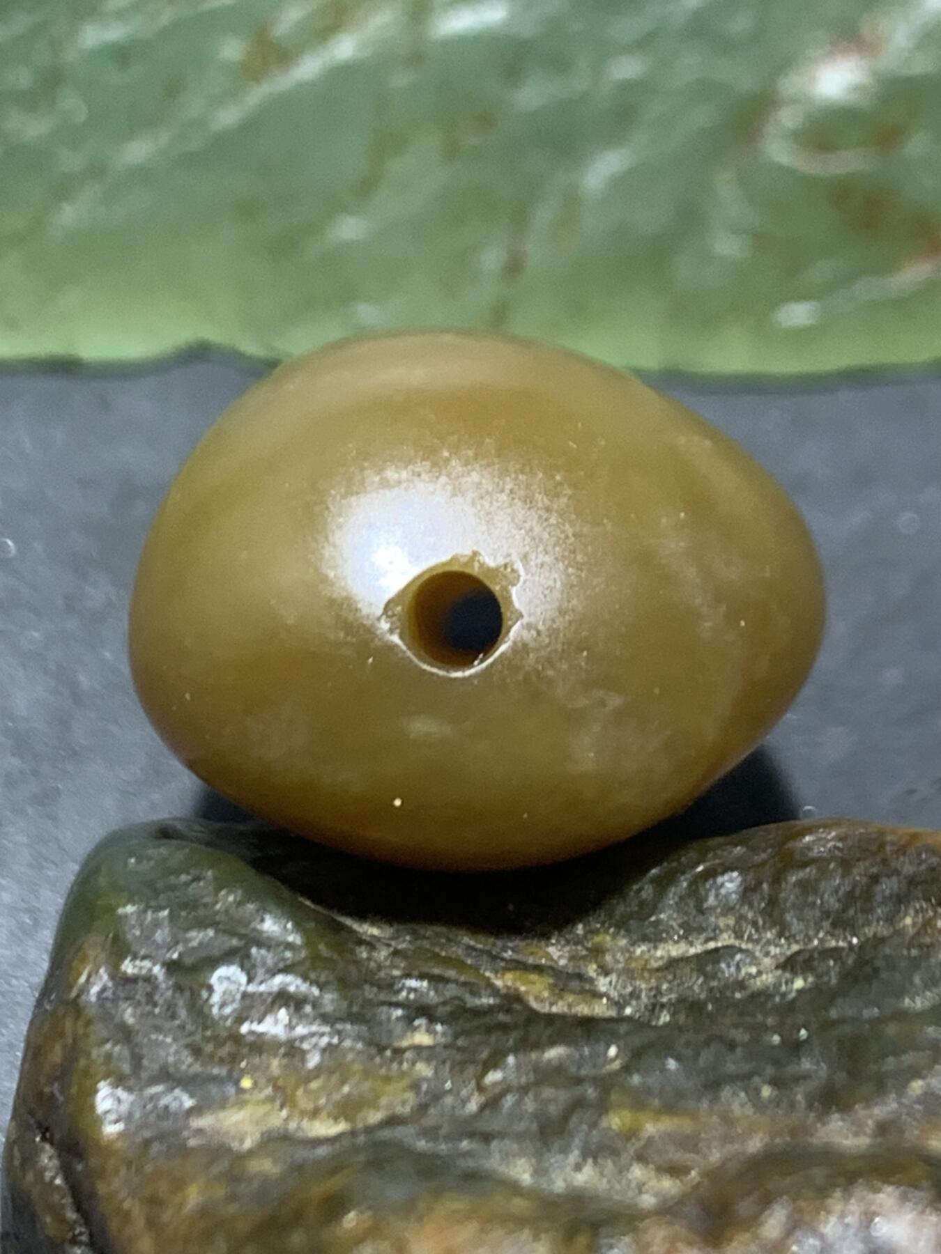 精美糖料和田玉独籽随形珠子一颗，