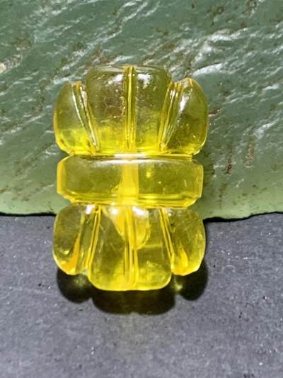 精美天然乌克兰原矿蜜蜡雕刻领结背云（板珠，吊坠)一个， - 精美天然乌克兰原矿蜜蜡雕刻领结背云（板珠，吊坠)一个，