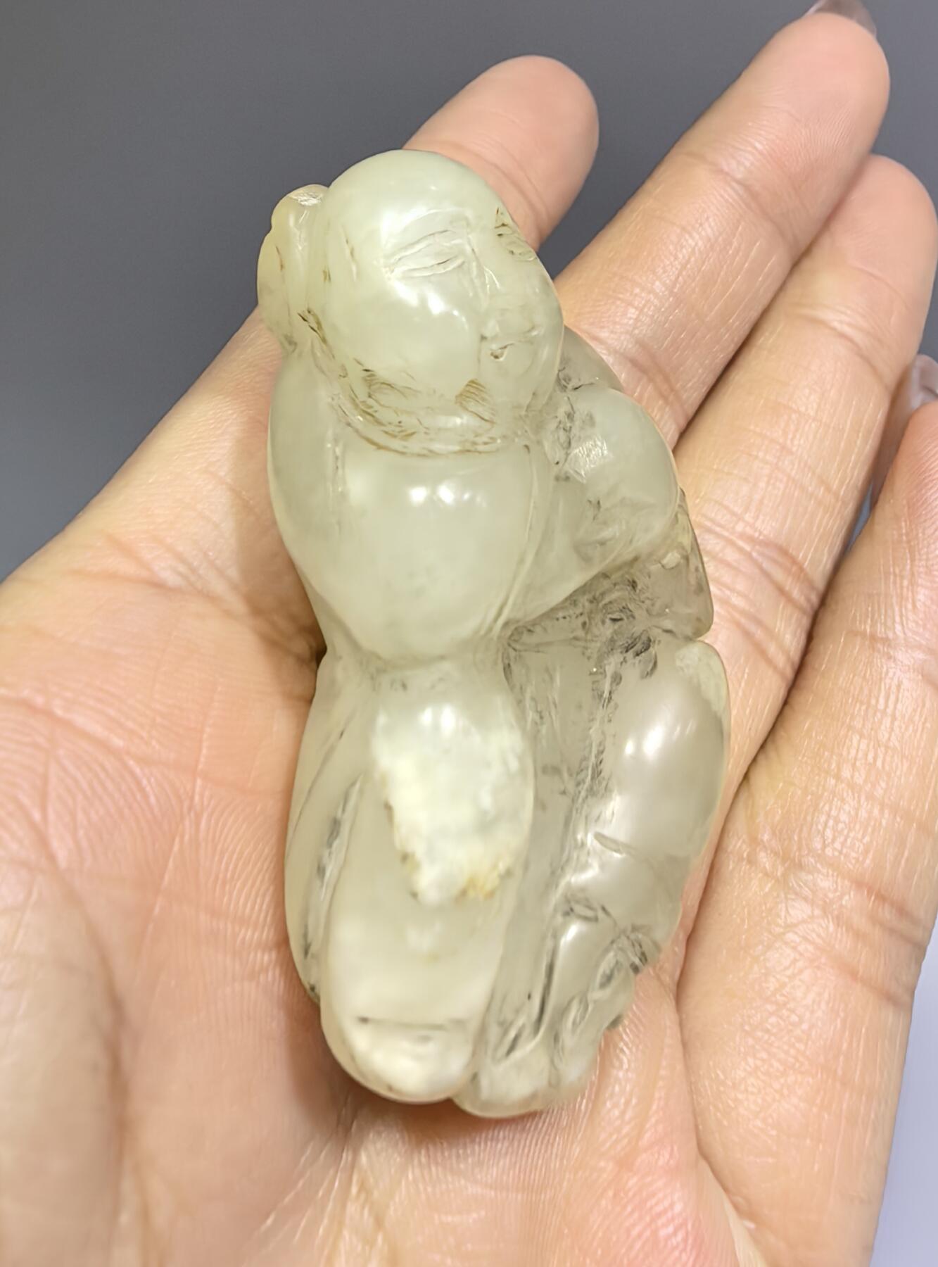 清代和田玉童子送福，包浆浑厚，纯手工雕刻。尺寸:5.0cm*3.1cm*1.9cm克重:35.1g