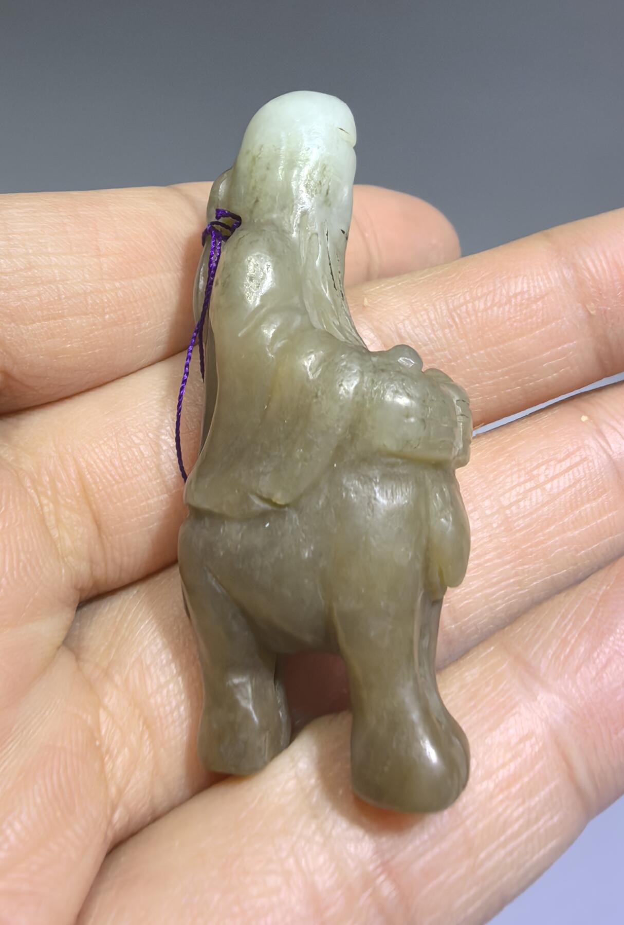 旧藏和田糖料雕件，男女款，可见岁月包浆痕迹。纯手工雕刻。尺寸:4.9cm*1.9cm*1.5cm克重:17g