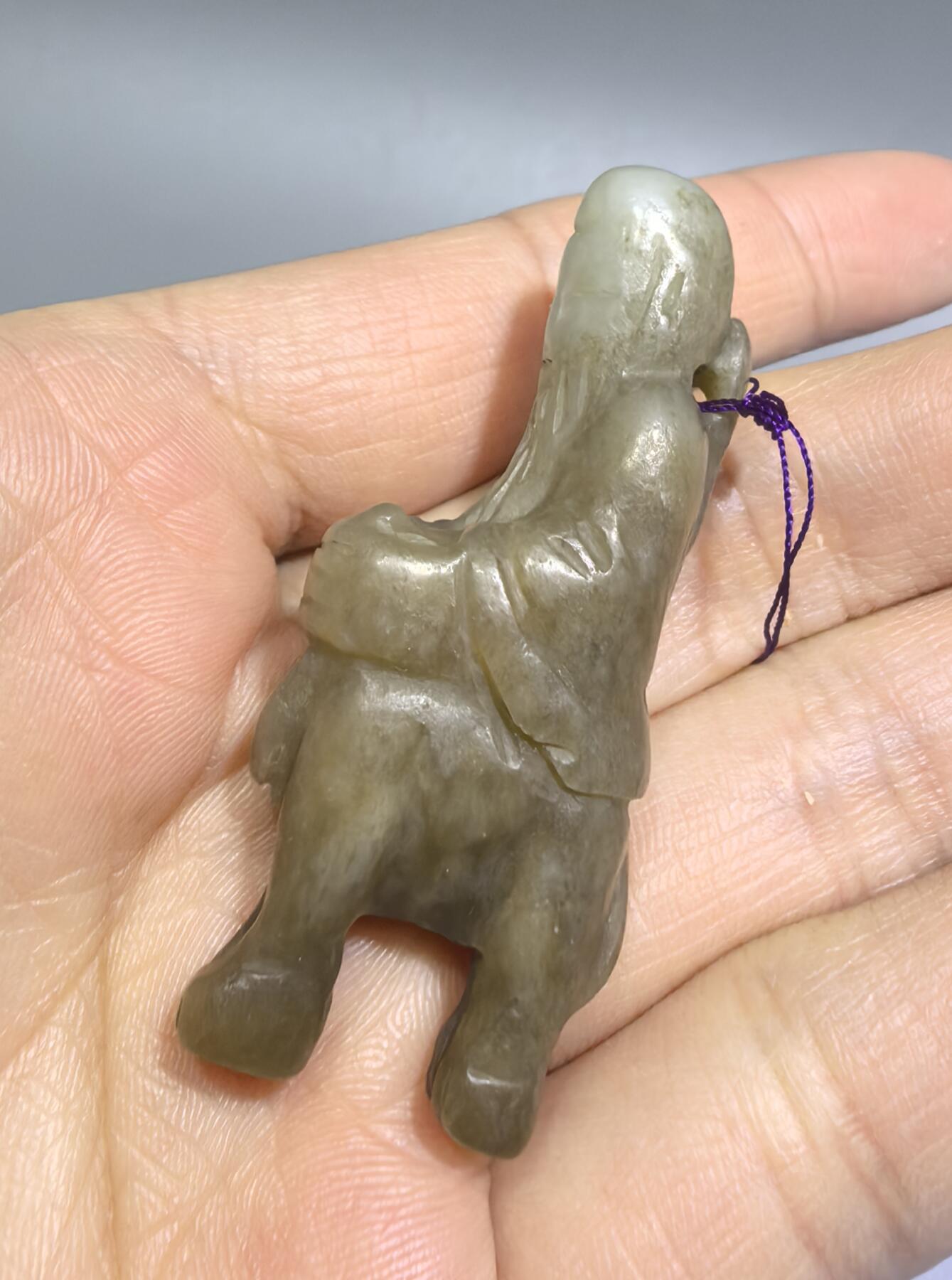 旧藏和田糖料雕件，男女款，可见岁月包浆痕迹。纯手工雕刻。尺寸:4.9cm*1.9cm*1.5cm克重:17g