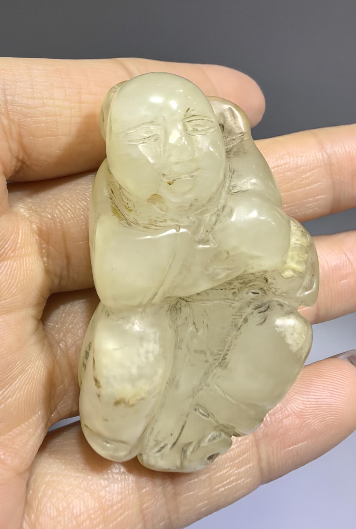 清代和田玉童子送福，包浆浑厚，纯手工雕刻。尺寸:5.0cm*3.1cm*1.9cm克重:35.1g