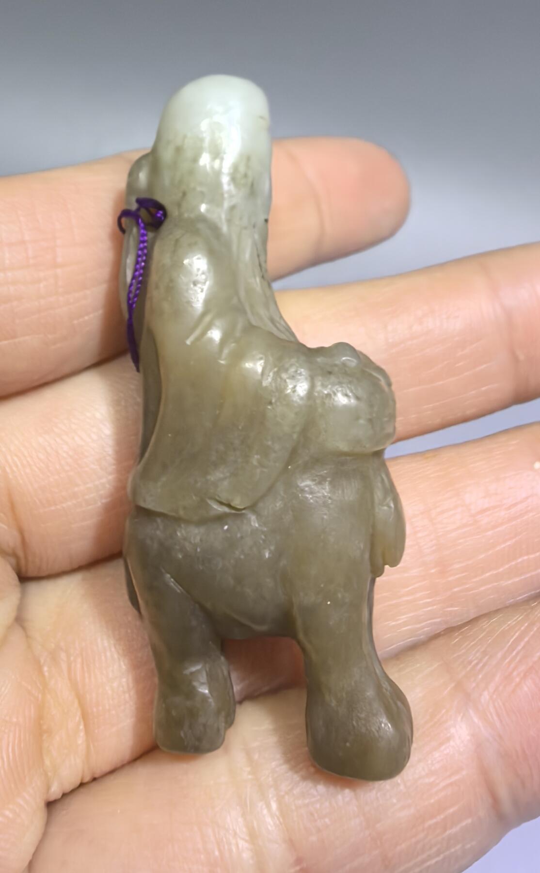旧藏和田糖料雕件，男女款，可见岁月包浆痕迹。纯手工雕刻。尺寸:4.9cm*1.9cm*1.5cm克重:17g