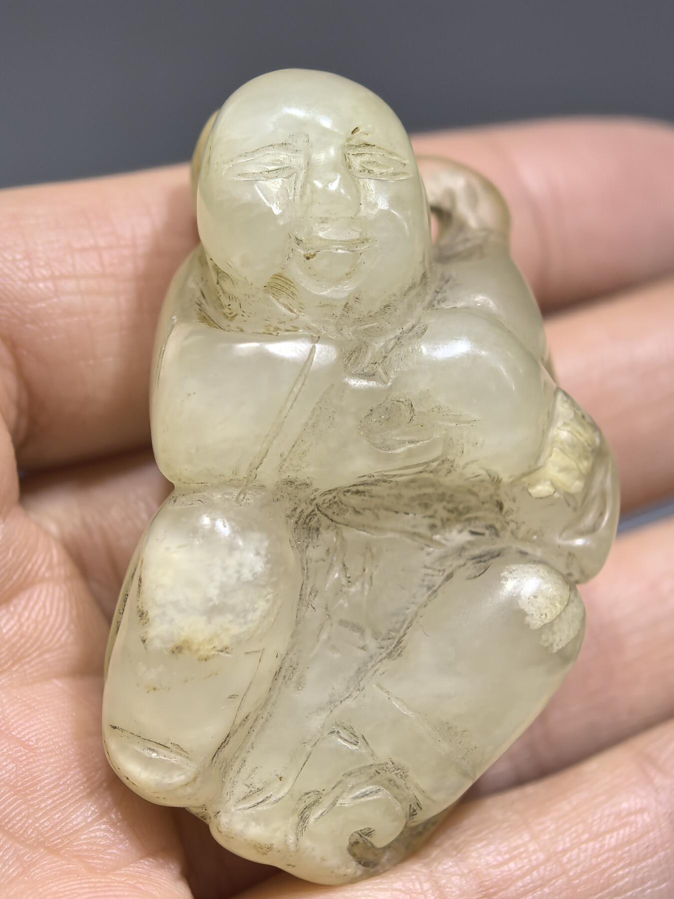 清代和田玉童子送福，包浆浑厚，纯手工雕刻。尺寸:5.0cm*3.1cm*1.9cm克重:35.1g
