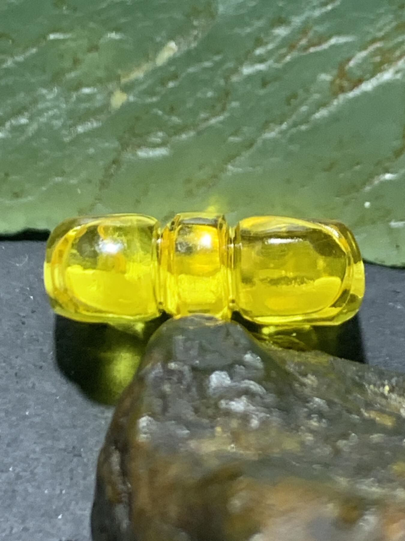 精美天然乌克兰原矿蜜蜡雕刻领结背云（板珠，吊坠)一个，