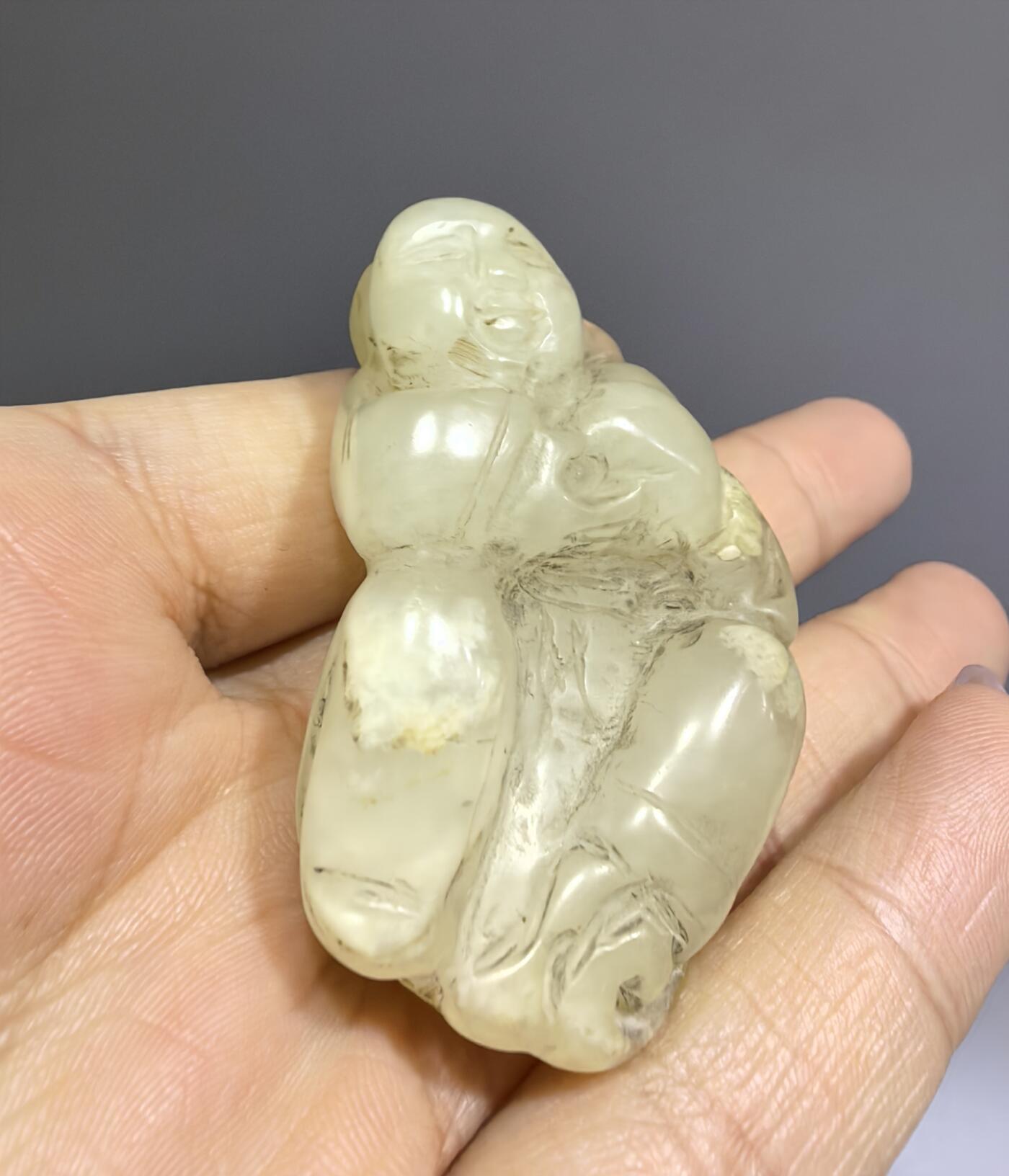 清代和田玉童子送福，包浆浑厚，纯手工雕刻。尺寸:5.0cm*3.1cm*1.9cm克重:35.1g