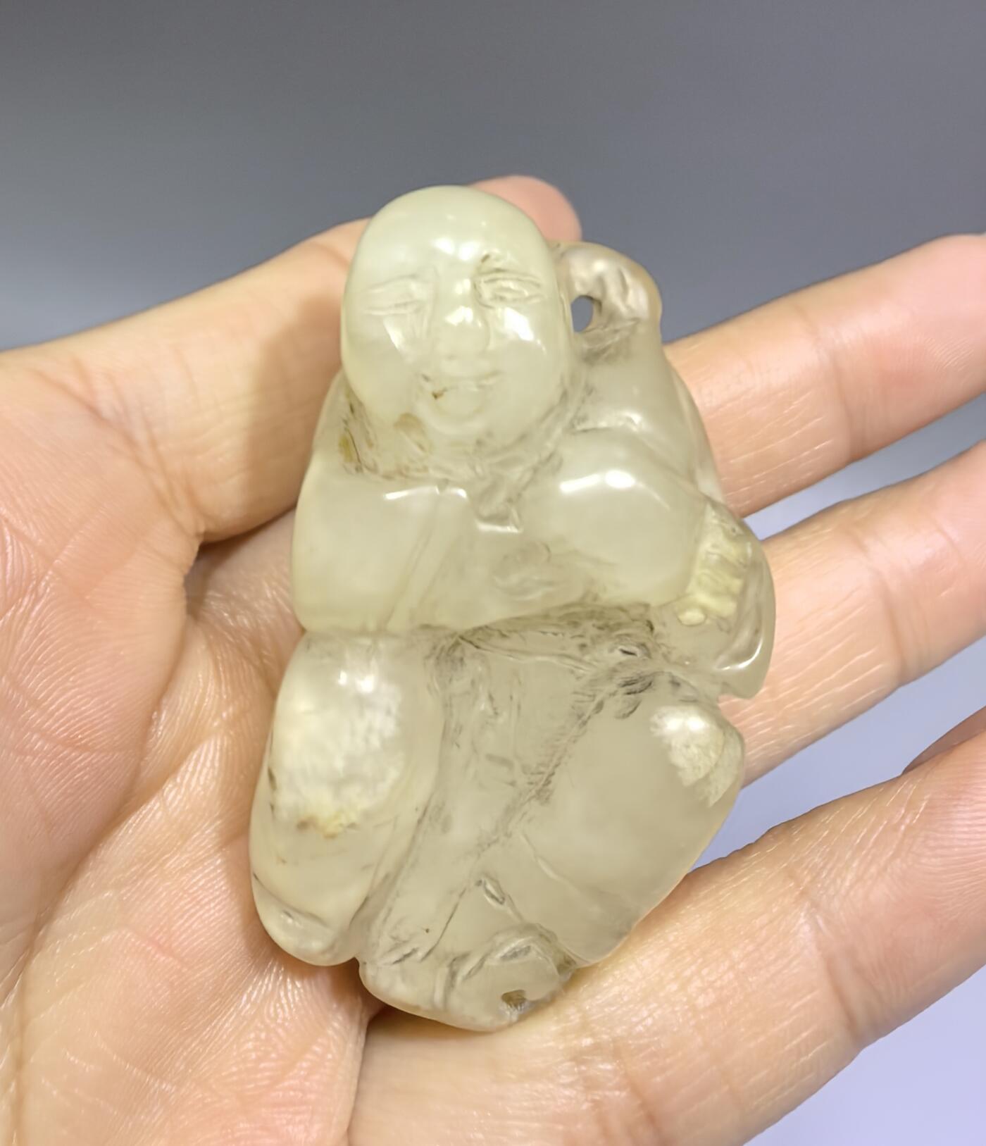 清代和田玉童子送福，包浆浑厚，纯手工雕刻。尺寸:5.0cm*3.1cm*1.9cm克重:35.1g