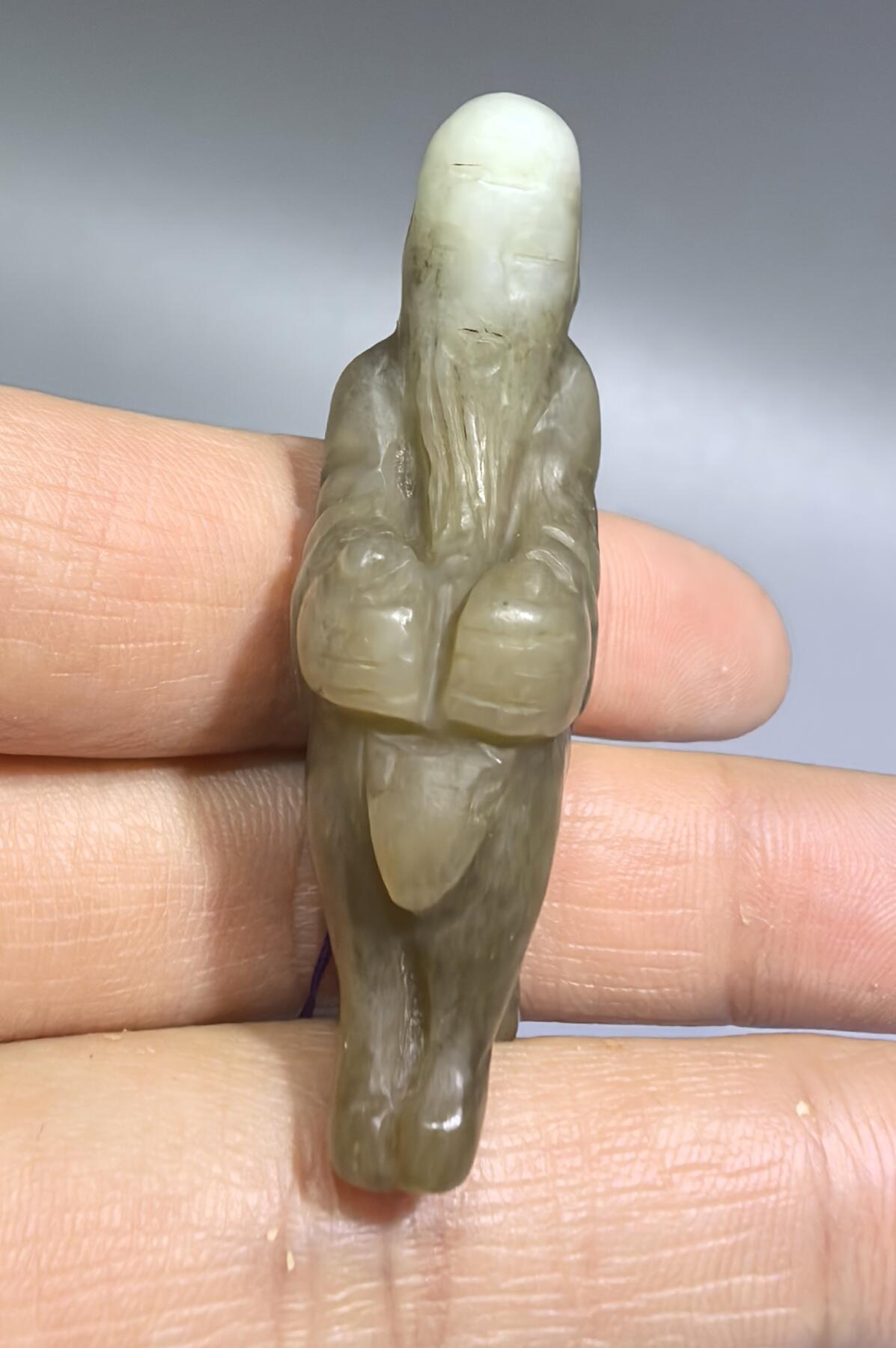 旧藏和田糖料雕件，男女款，可见岁月包浆痕迹。纯手工雕刻。尺寸:4.9cm*1.9cm*1.5cm克重:17g