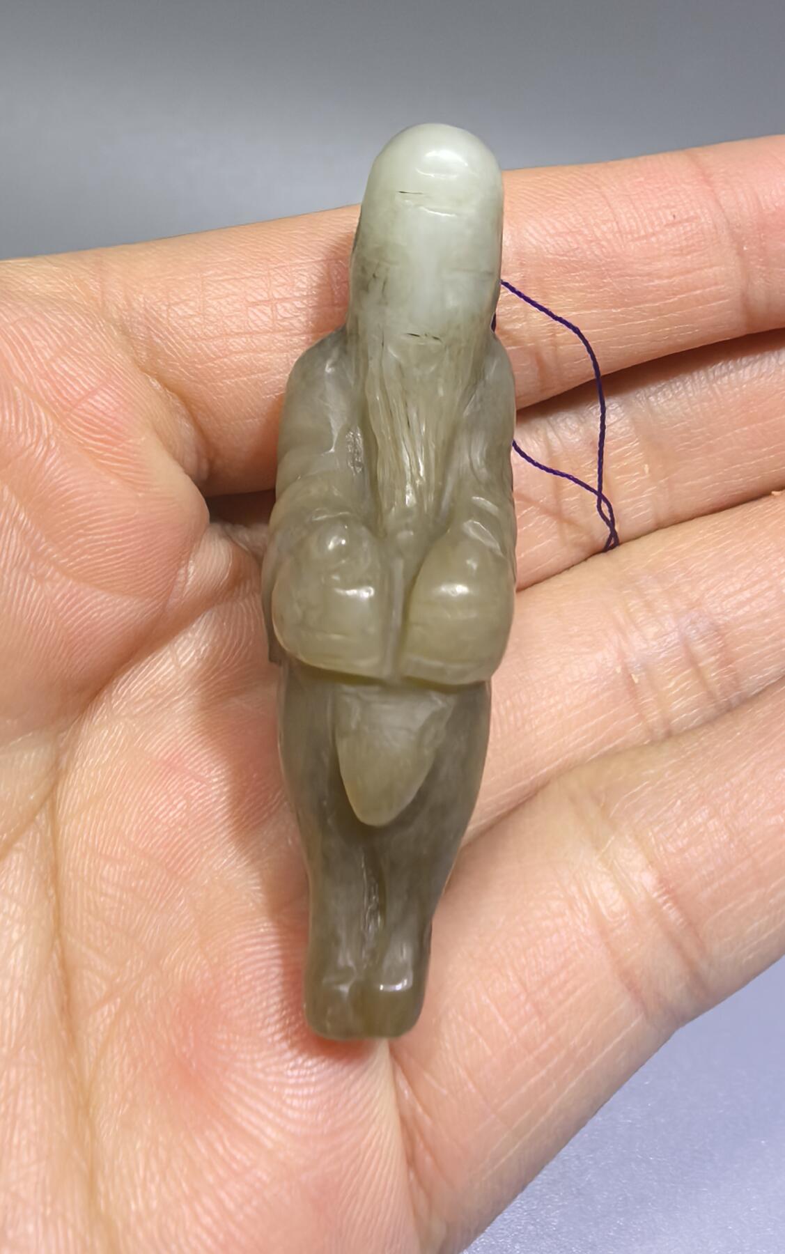 旧藏和田糖料雕件，男女款，可见岁月包浆痕迹。纯手工雕刻。尺寸:4.9cm*1.9cm*1.5cm克重:17g